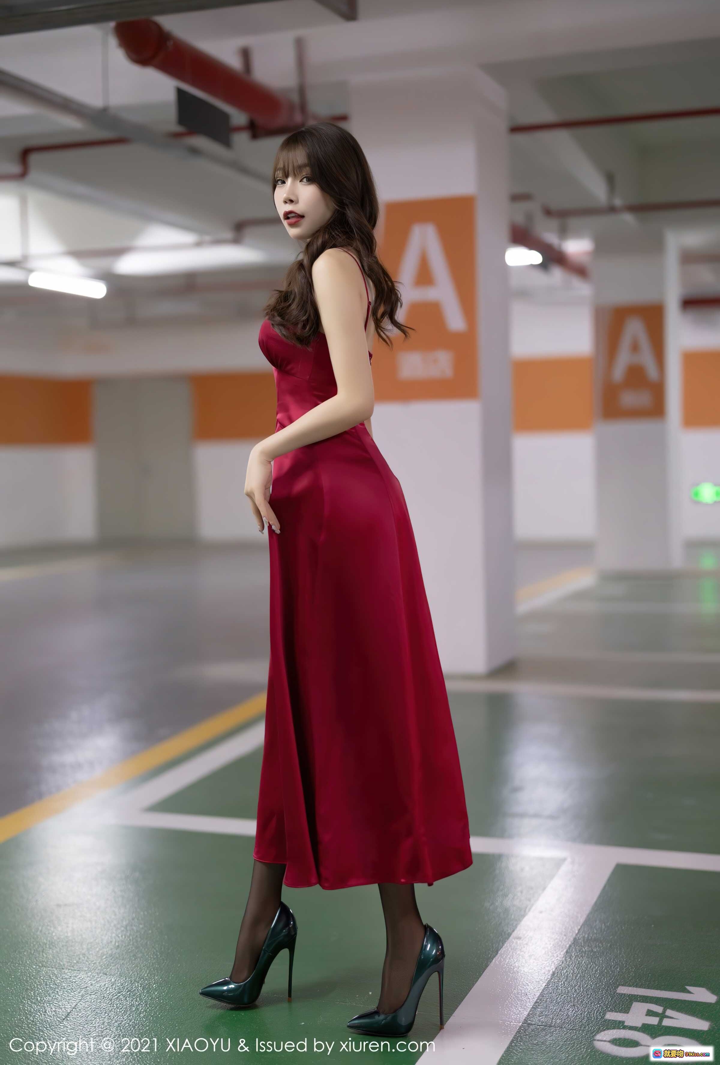图片[2] - 红裙美女芝芝停车场写真｜丝滑吊带长裙+高跟鞋+手拿包｜XIAOYU Vol.654优雅性感大片 - 就要吻