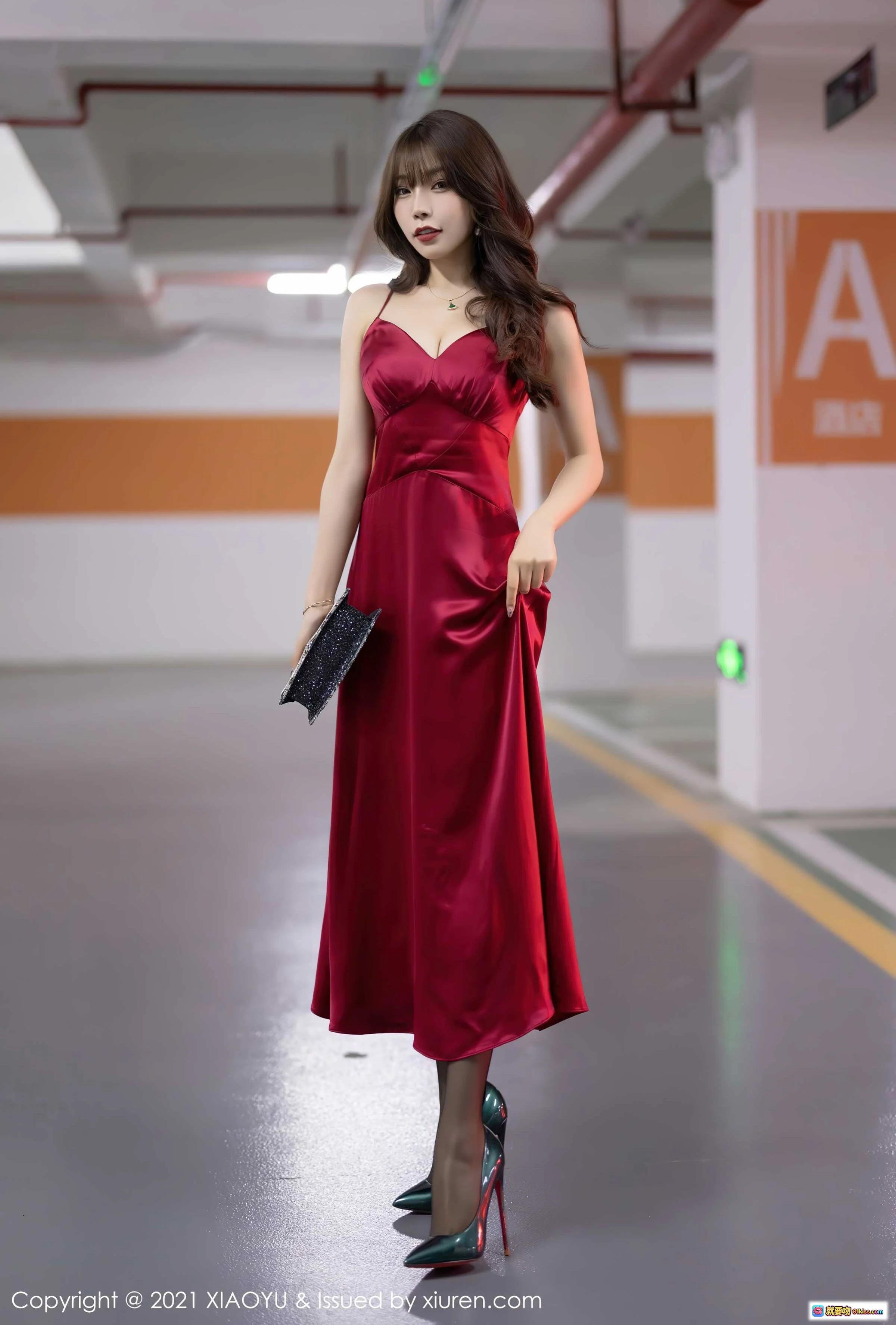 红裙美女芝芝停车场写真｜丝滑吊带长裙+高跟鞋+手拿包｜XIAOYU Vol.654优雅性感大片 - 就要吻