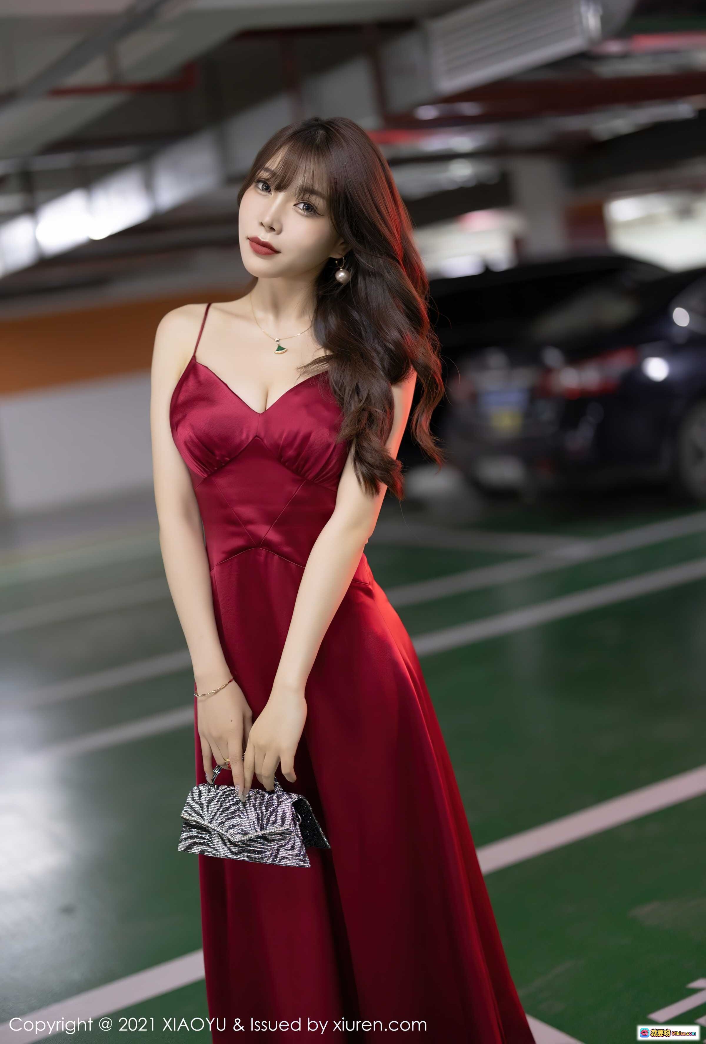 图片[4] - 红裙美女芝芝停车场写真｜丝滑吊带长裙+高跟鞋+手拿包｜XIAOYU Vol.654优雅性感大片 - 就要吻