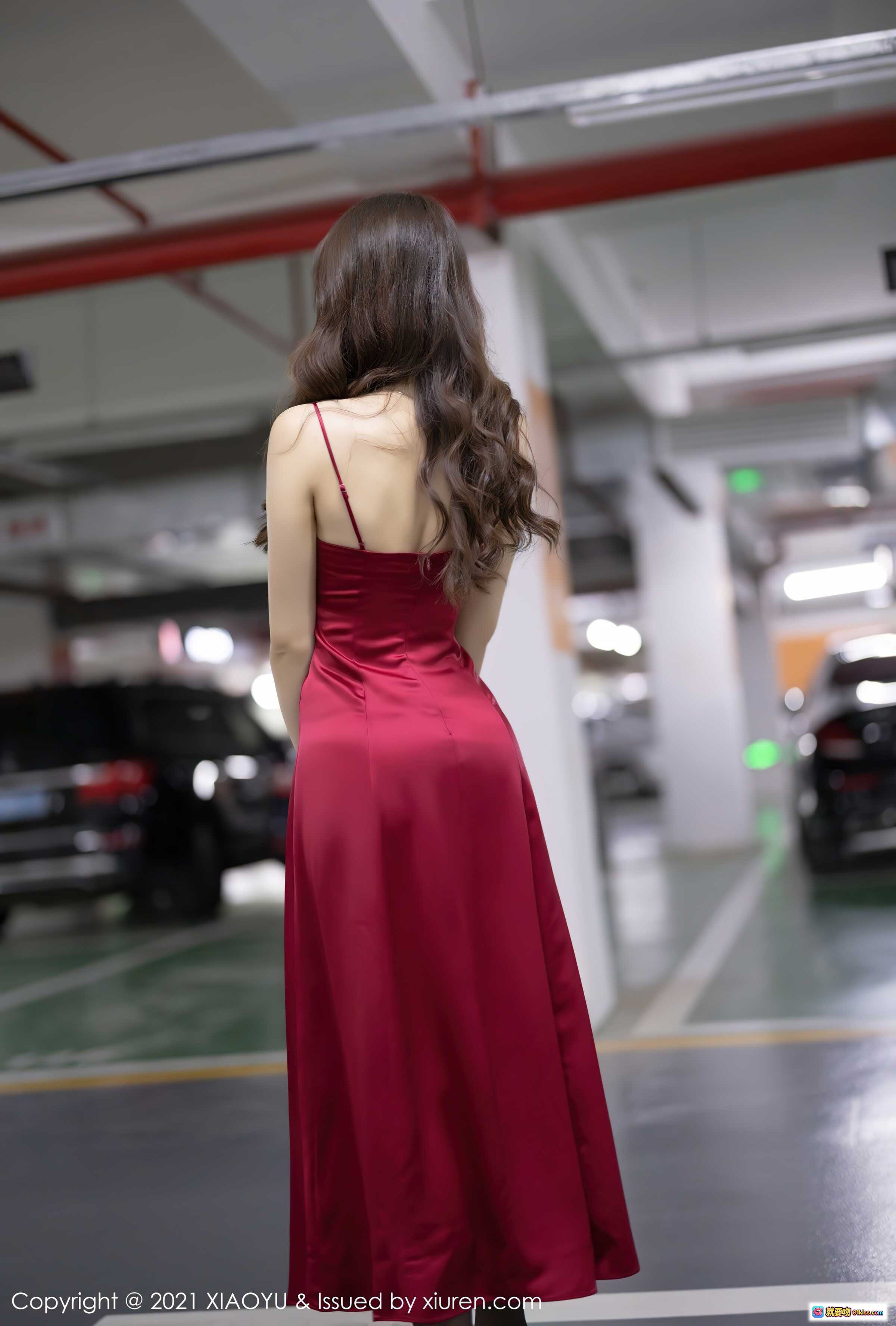 图片[7] - 红裙美女芝芝停车场写真｜丝滑吊带长裙+高跟鞋+手拿包｜XIAOYU Vol.654优雅性感大片 - 就要吻