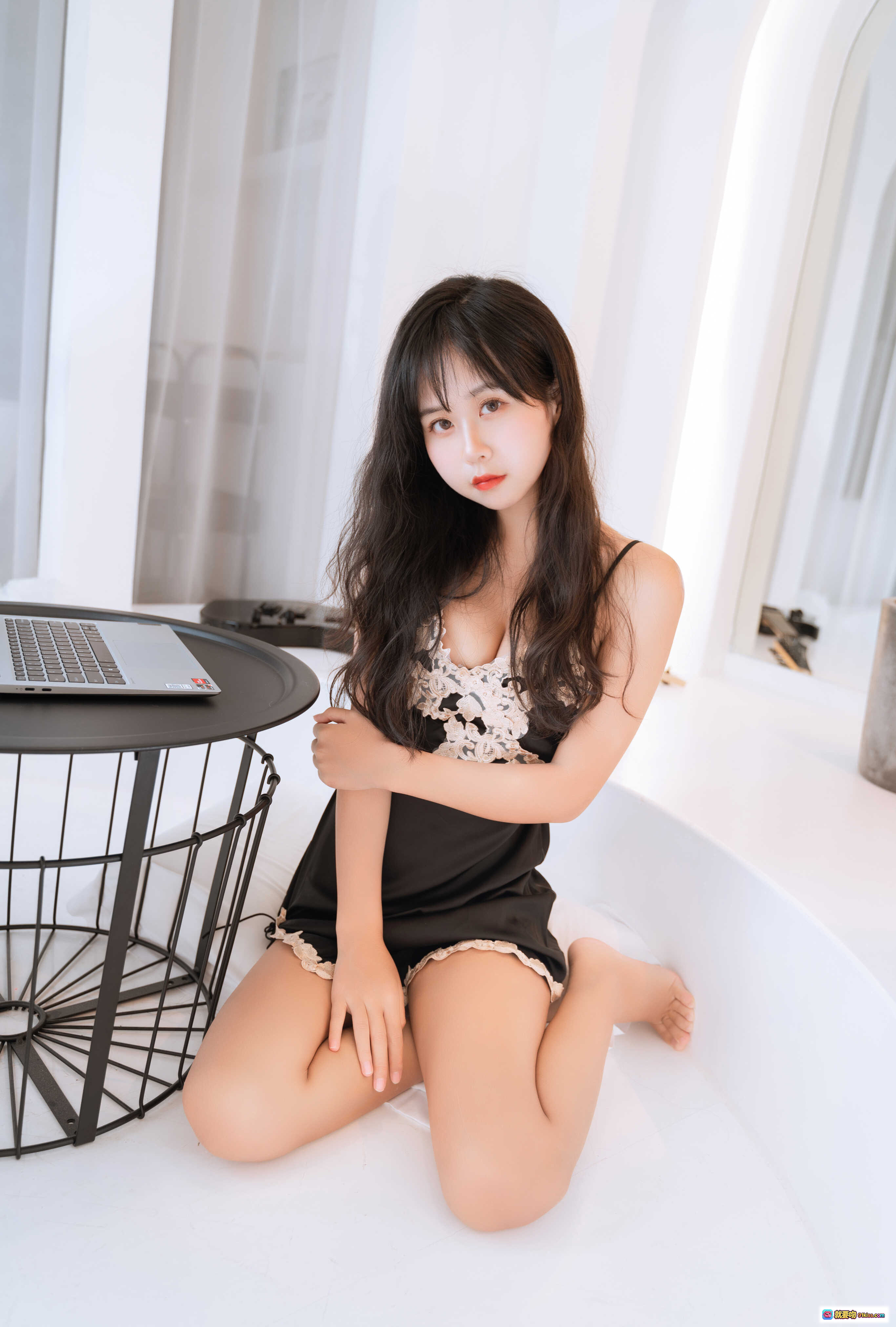 图片[3] - 萌芽儿o0 NO.018 吊带睡衣写真 甜美长发少女 白色卧室氛围感 黑色蕾丝边睡裙 12P高清图集 - 就要吻