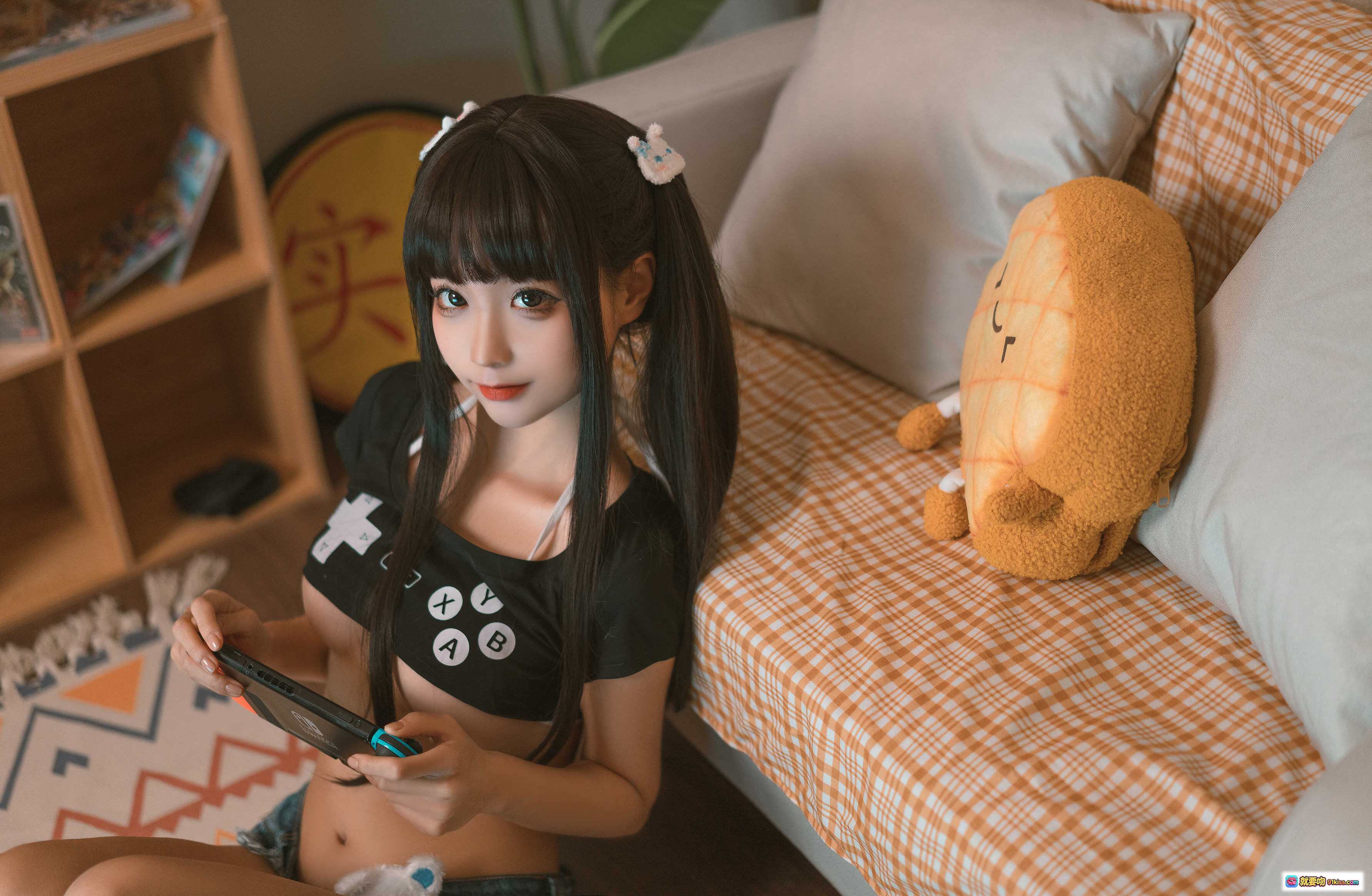 图片[8] - 蠢沫沫NO.144健身环主题写真 | 游戏手柄上衣+牛仔短裤+可爱发饰+白袜绑带 | 室内沙发萌系拍摄 - 就要吻