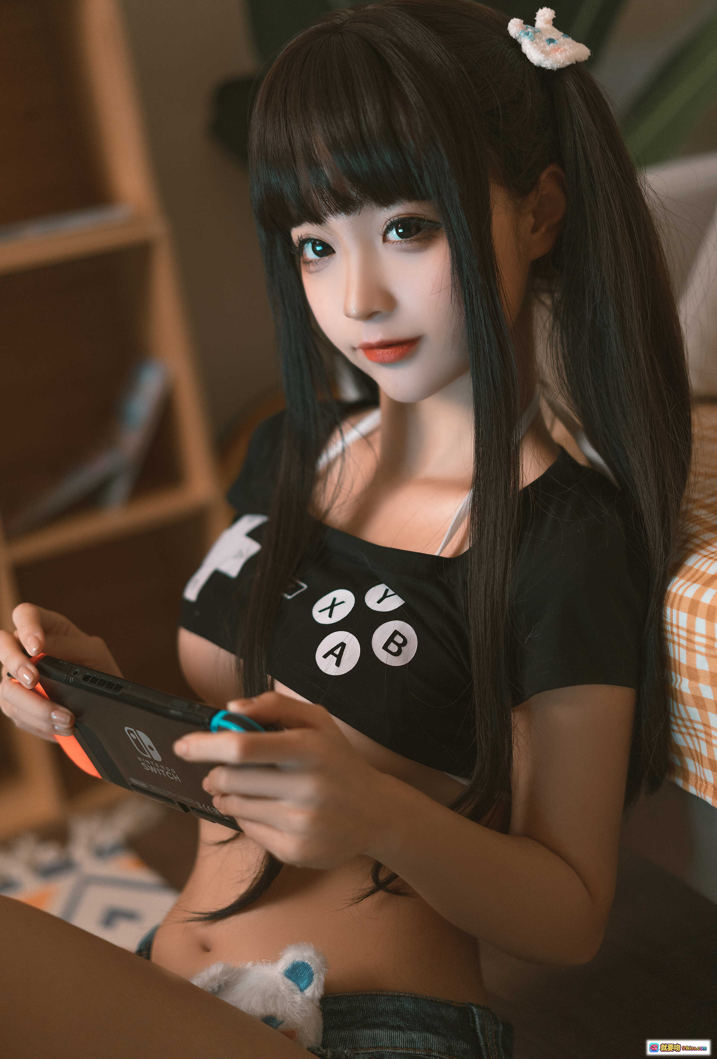 图片[9] - 蠢沫沫NO.144健身环主题写真 | 游戏手柄上衣+牛仔短裤+可爱发饰+白袜绑带 | 室内沙发萌系拍摄 - 就要吻