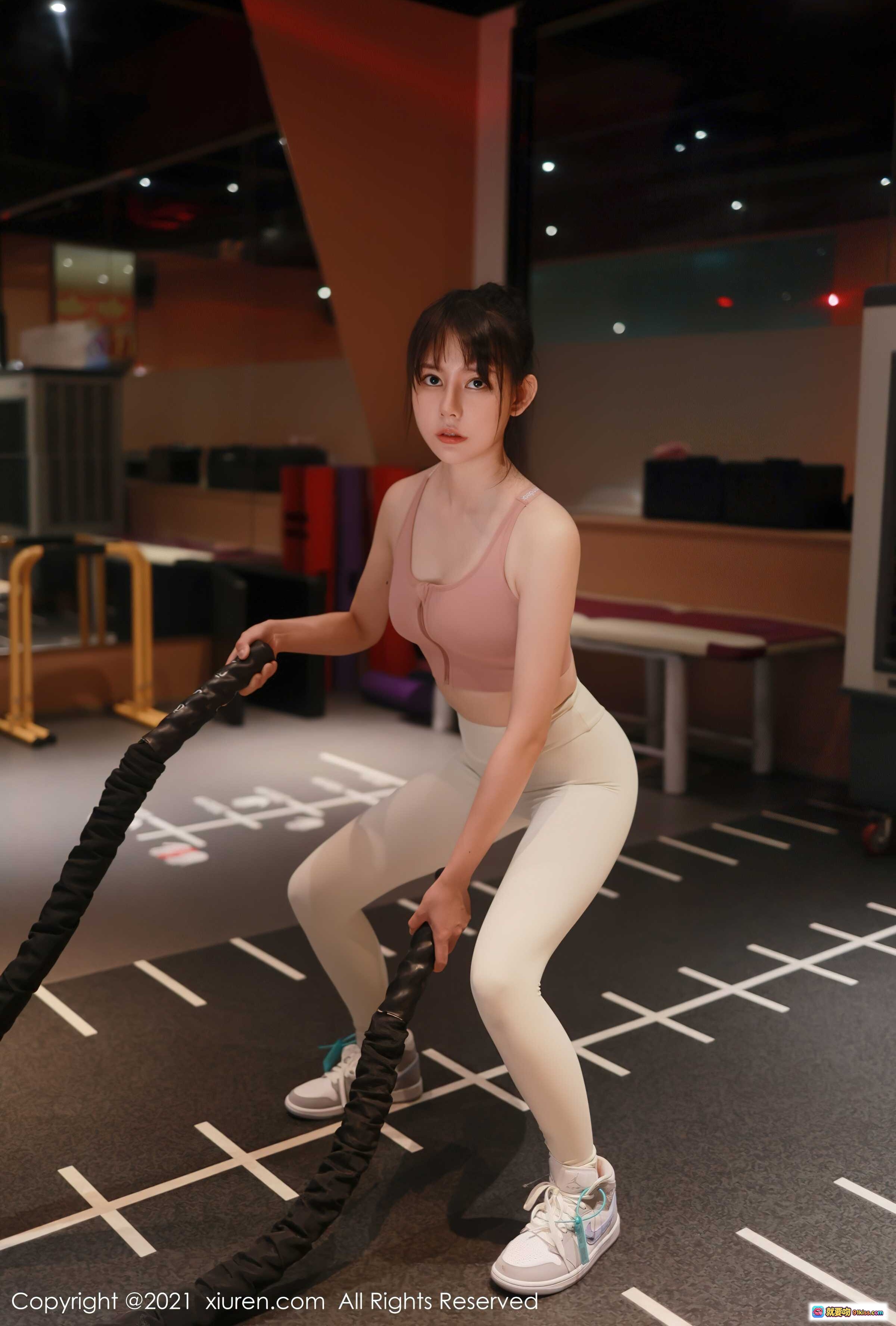 图片[9] - 韩希蕾健身房运动写真｜粉色运动背心+米白紧身裤+耐克鞋｜秀人网2021.10.29 No.4137 - 就要吻