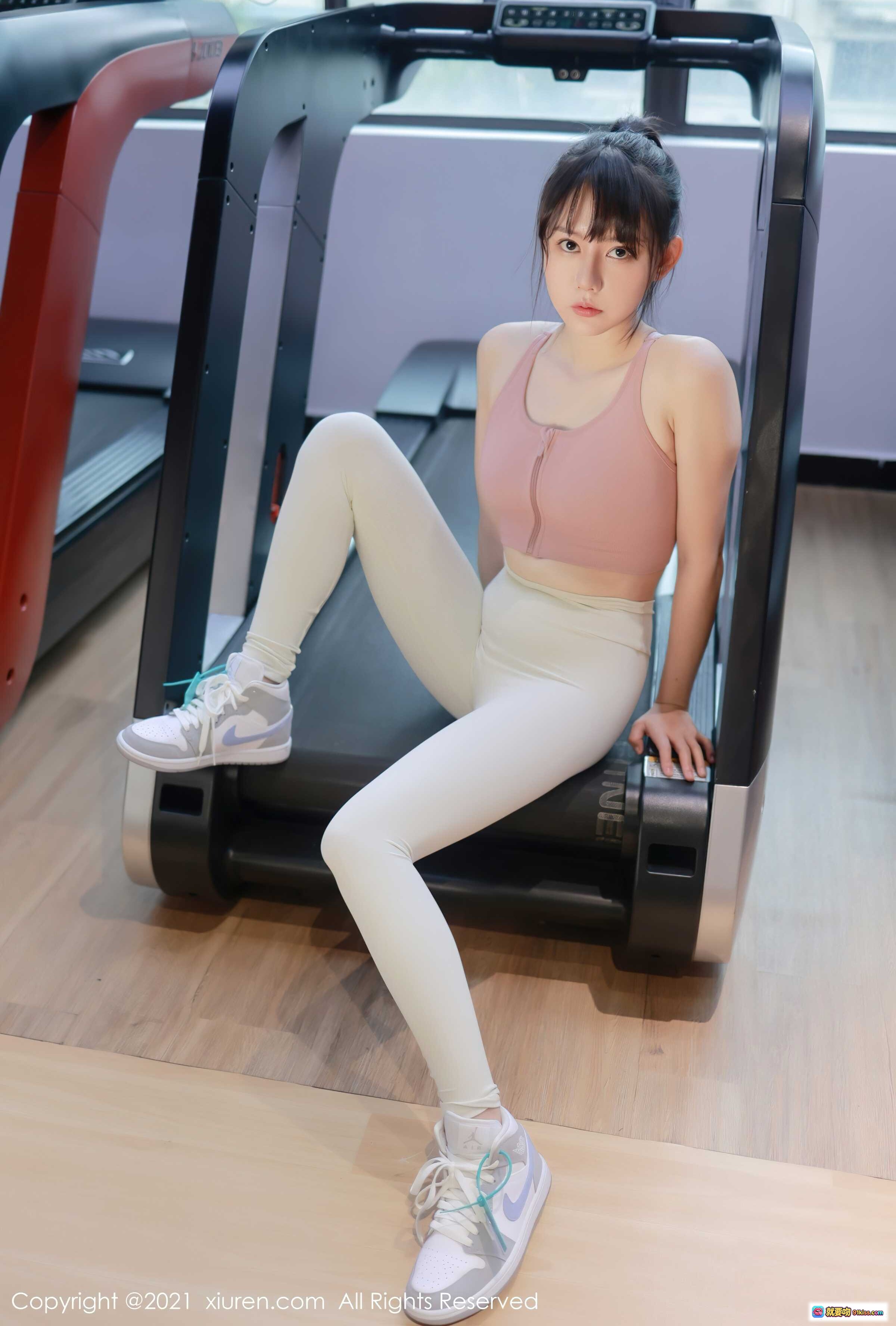图片[1] - 韩希蕾健身房运动写真｜粉色运动背心+米白紧身裤+耐克鞋｜秀人网2021.10.29 No.4137 - 就要吻
