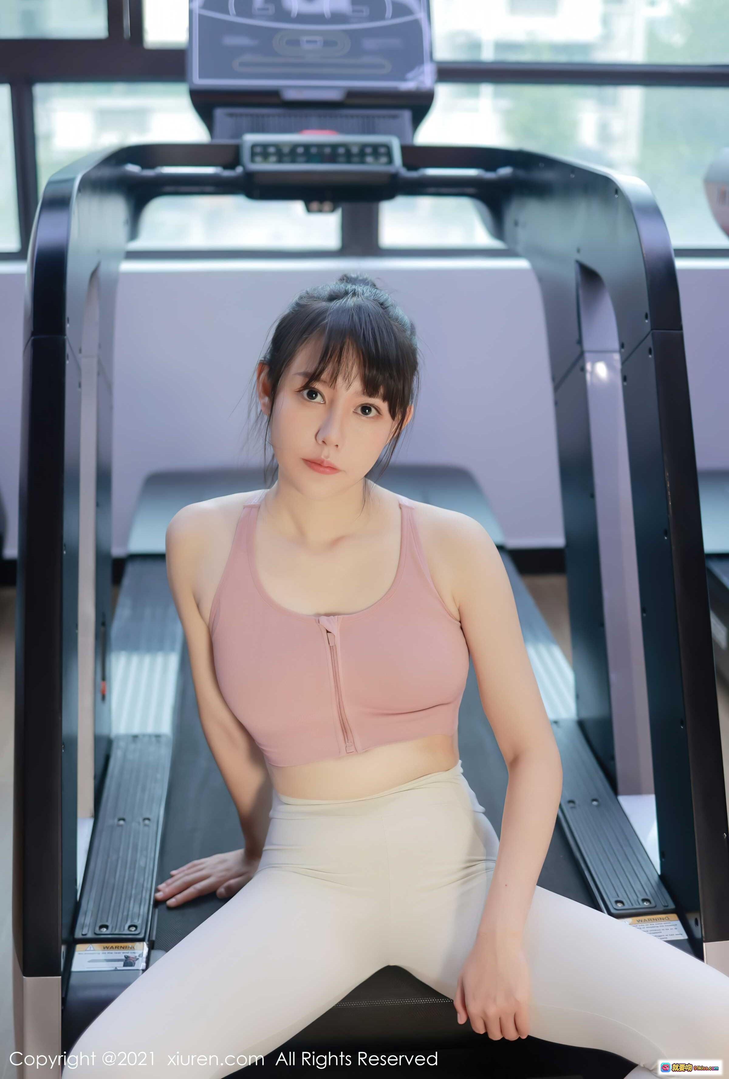 图片[3] - 韩希蕾健身房运动写真｜粉色运动背心+米白紧身裤+耐克鞋｜秀人网2021.10.29 No.4137 - 就要吻