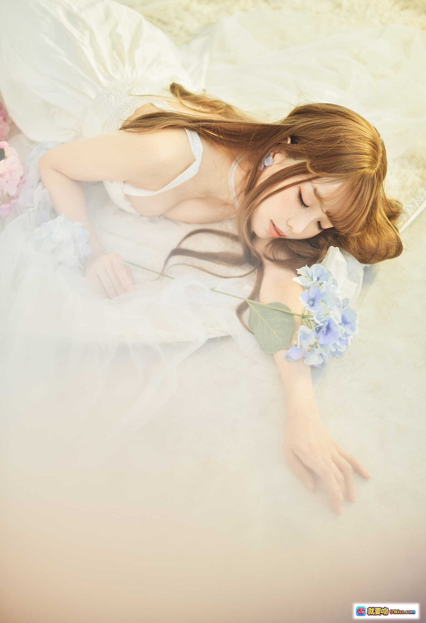 图片[4] - ElyEE子 NO.075 白色吊带裙写真 甜美少女风 柔光卧室拍摄 蓝绣球花点缀 22P高清图集 - 就要吻