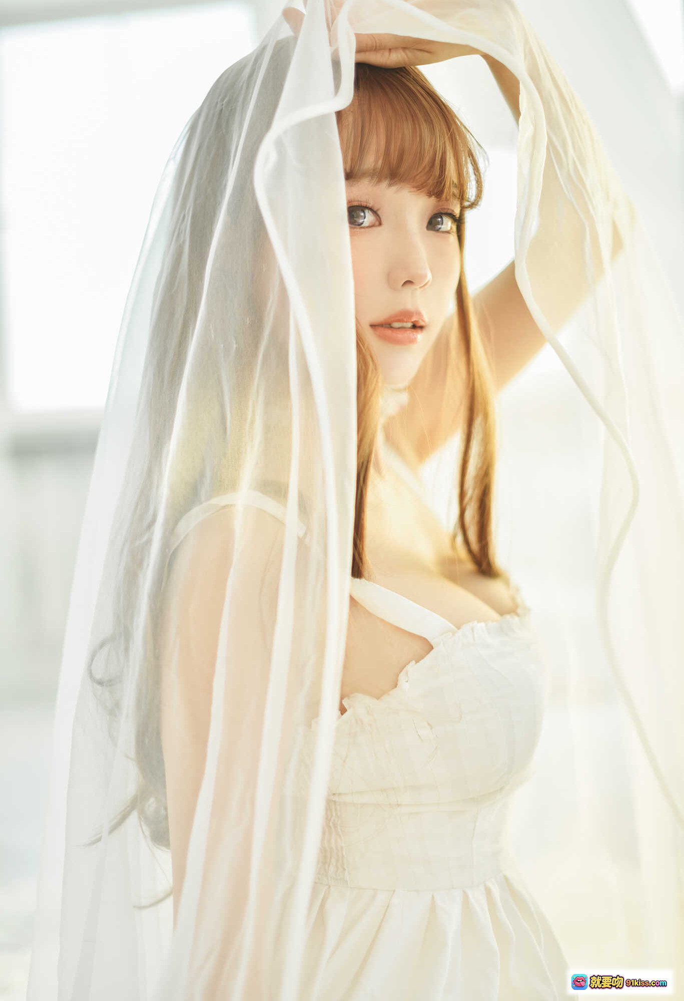 图片[8] - ElyEE子 NO.075 白色吊带裙写真 甜美少女风 柔光卧室拍摄 蓝绣球花点缀 22P高清图集 - 就要吻