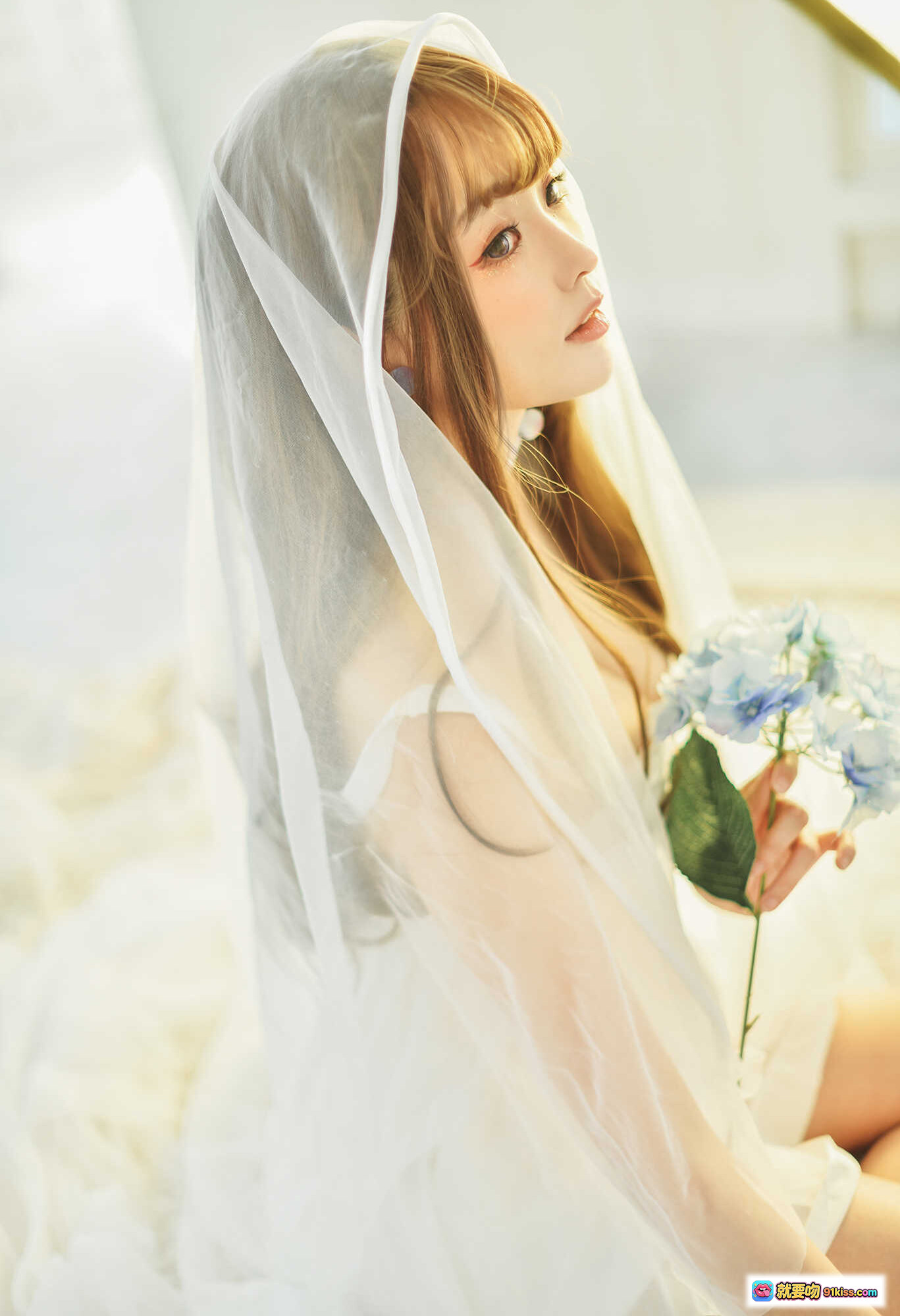 图片[10] - ElyEE子 NO.075 白色吊带裙写真 甜美少女风 柔光卧室拍摄 蓝绣球花点缀 22P高清图集 - 就要吻