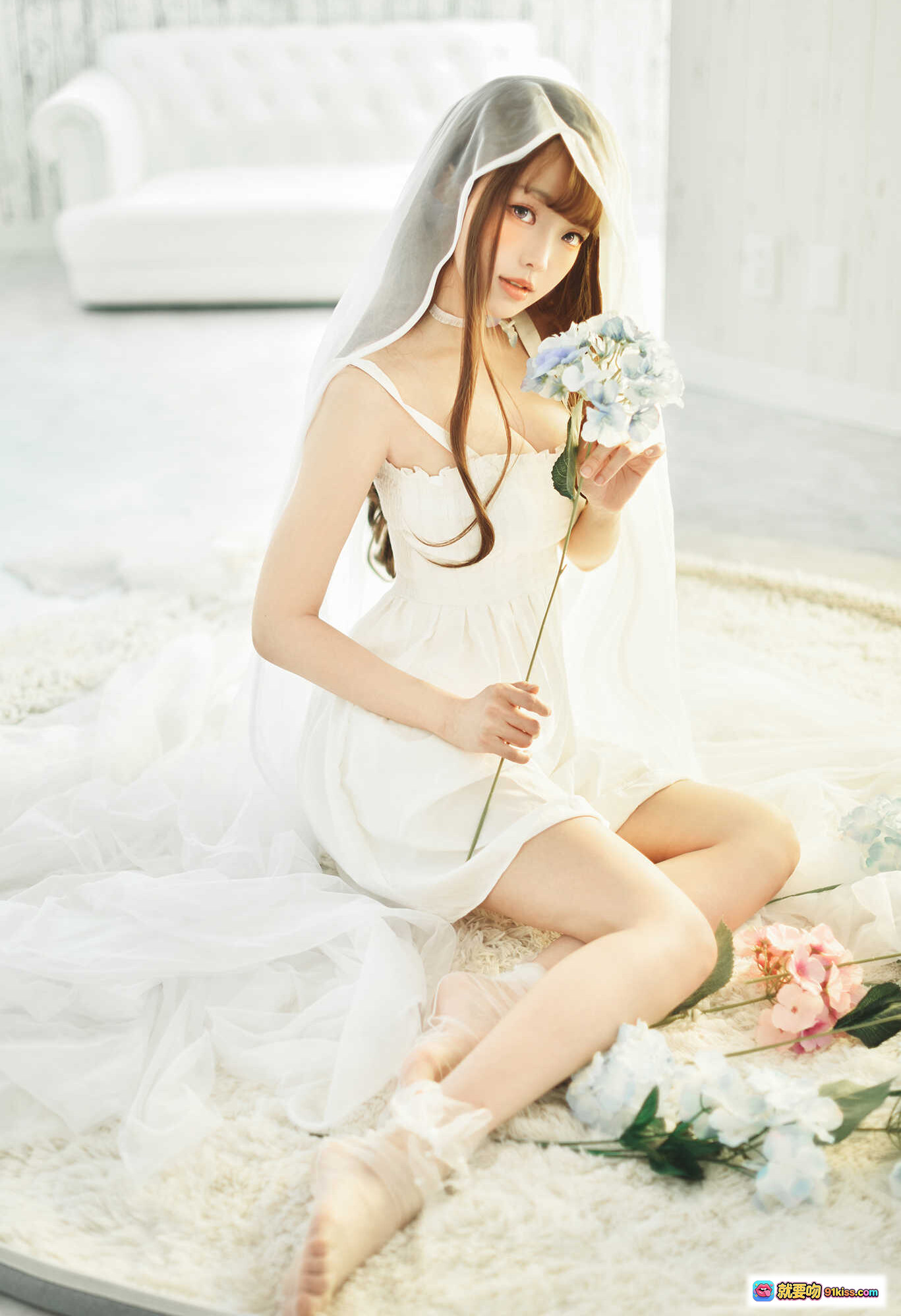 图片[9] - ElyEE子 NO.075 白色吊带裙写真 甜美少女风 柔光卧室拍摄 蓝绣球花点缀 22P高清图集 - 就要吻