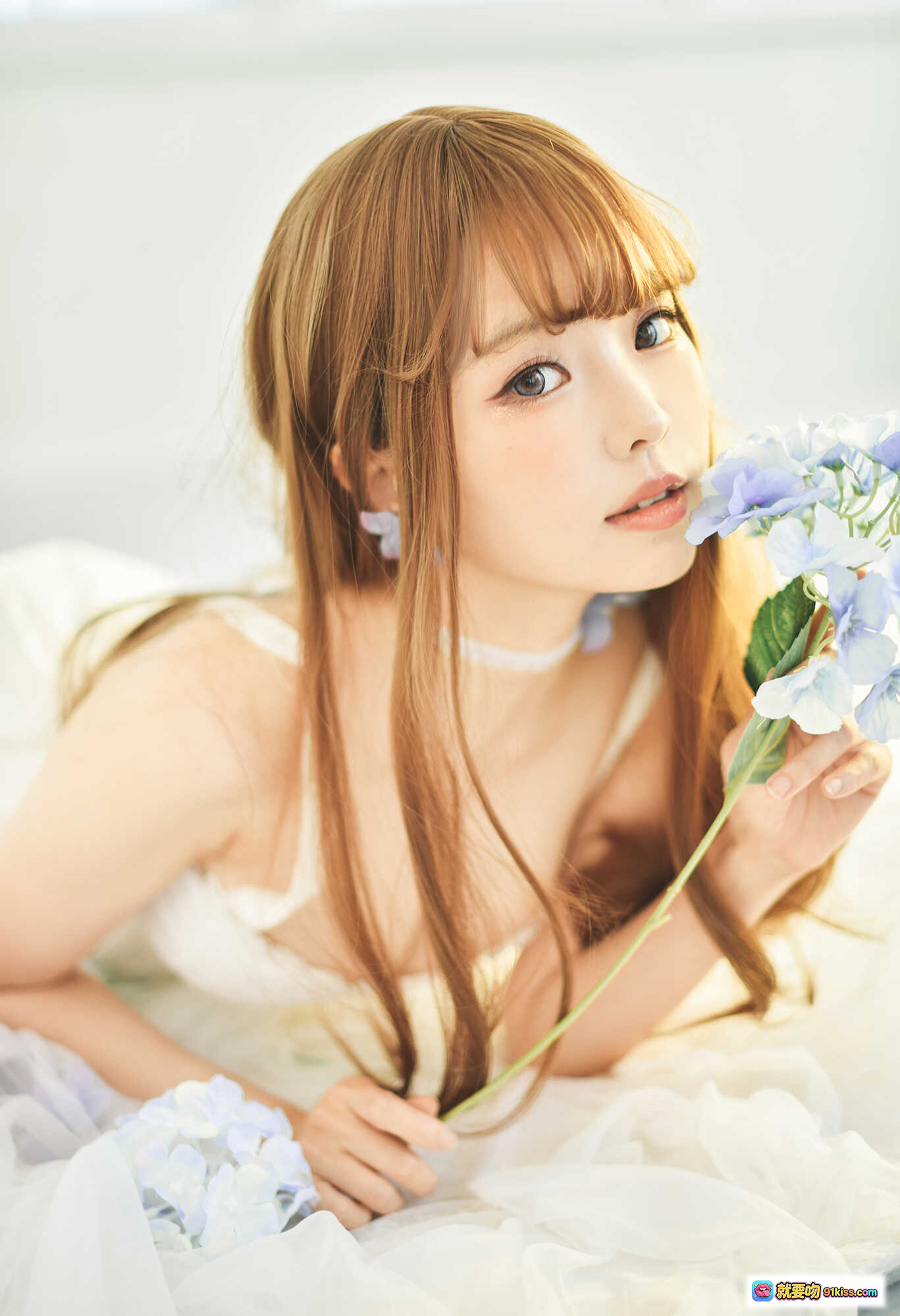 图片[3] - ElyEE子 NO.075 白色吊带裙写真 甜美少女风 柔光卧室拍摄 蓝绣球花点缀 22P高清图集 - 就要吻