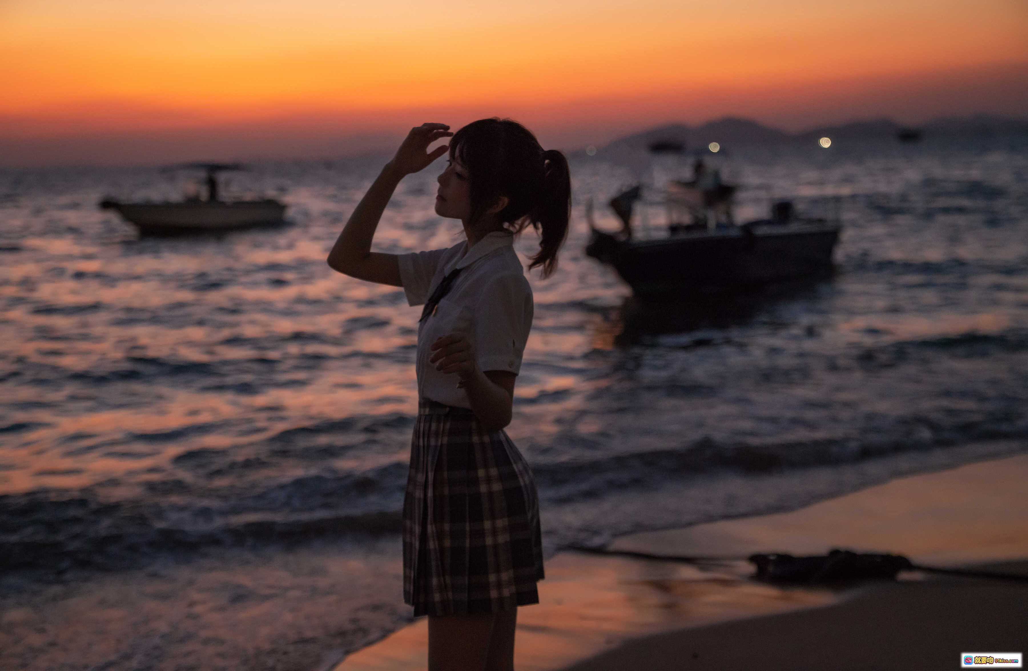 图片[4] - 桜桃喵海边日落写真｜JK制服少女侧颜漫步｜格裙飘逸夕阳海景｜17P高清图集 - 就要吻
