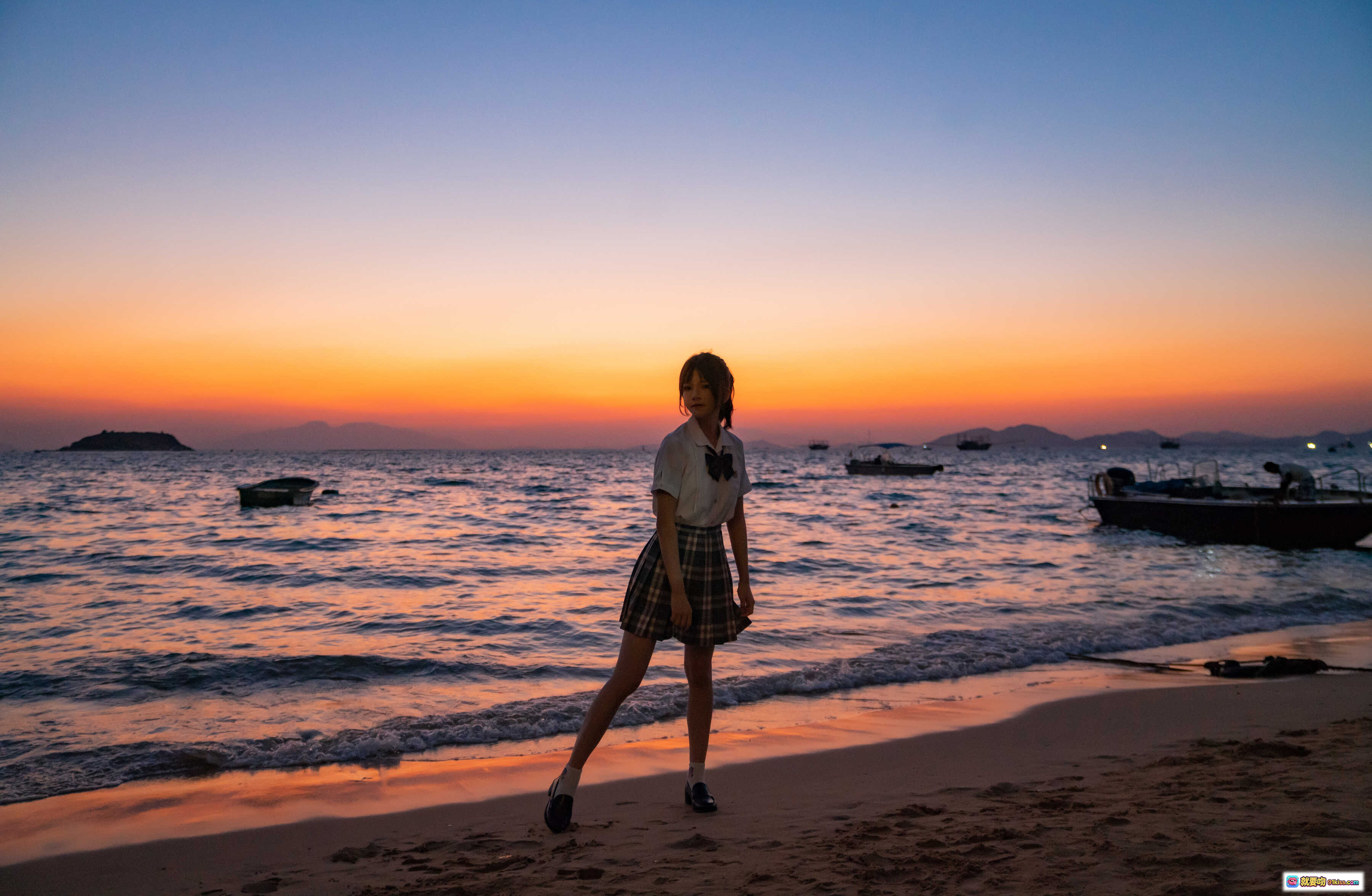图片[7] - 桜桃喵海边日落写真｜JK制服少女侧颜漫步｜格裙飘逸夕阳海景｜17P高清图集 - 就要吻