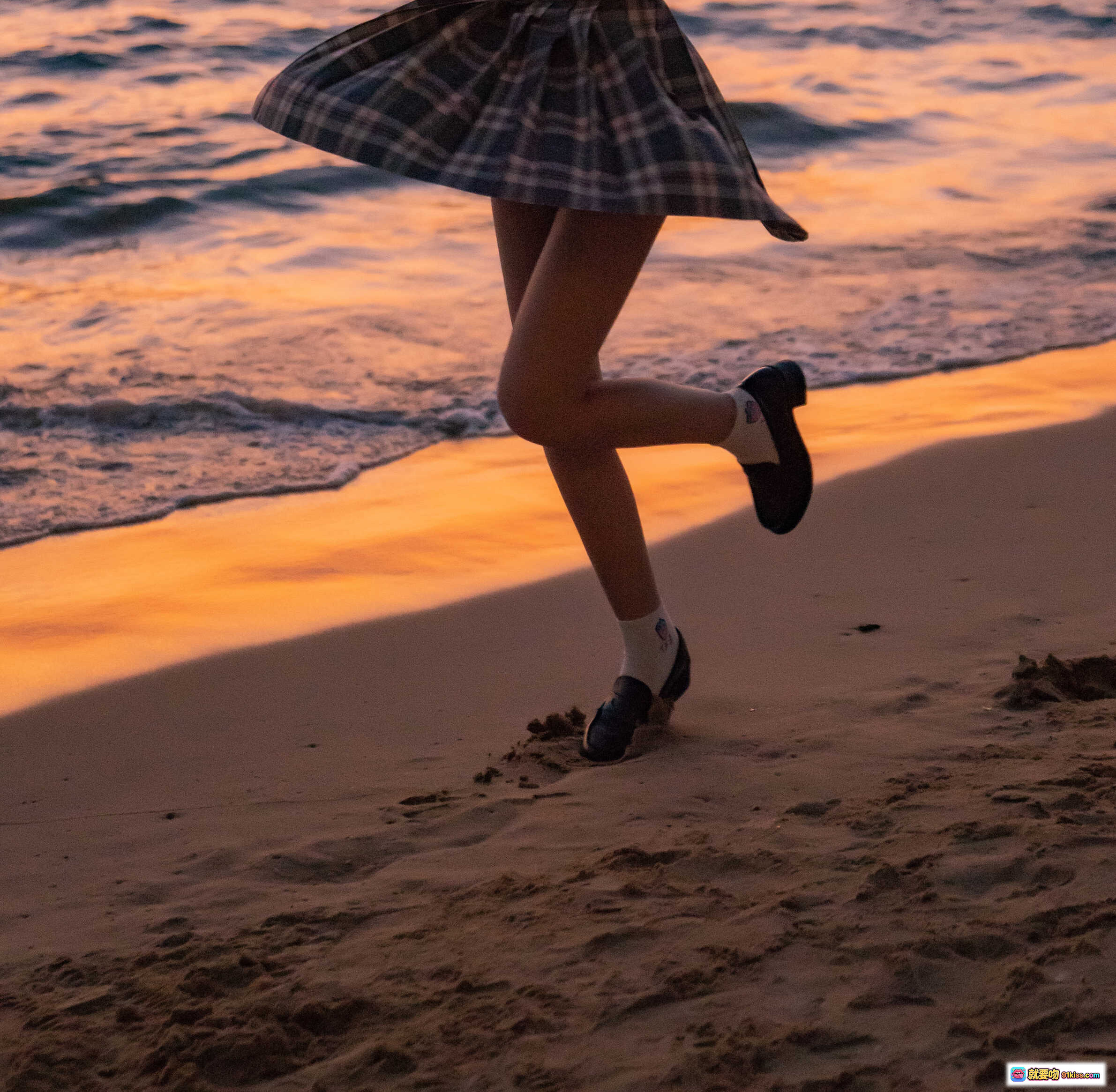 图片[10] - 桜桃喵海边日落写真｜JK制服少女侧颜漫步｜格裙飘逸夕阳海景｜17P高清图集 - 就要吻