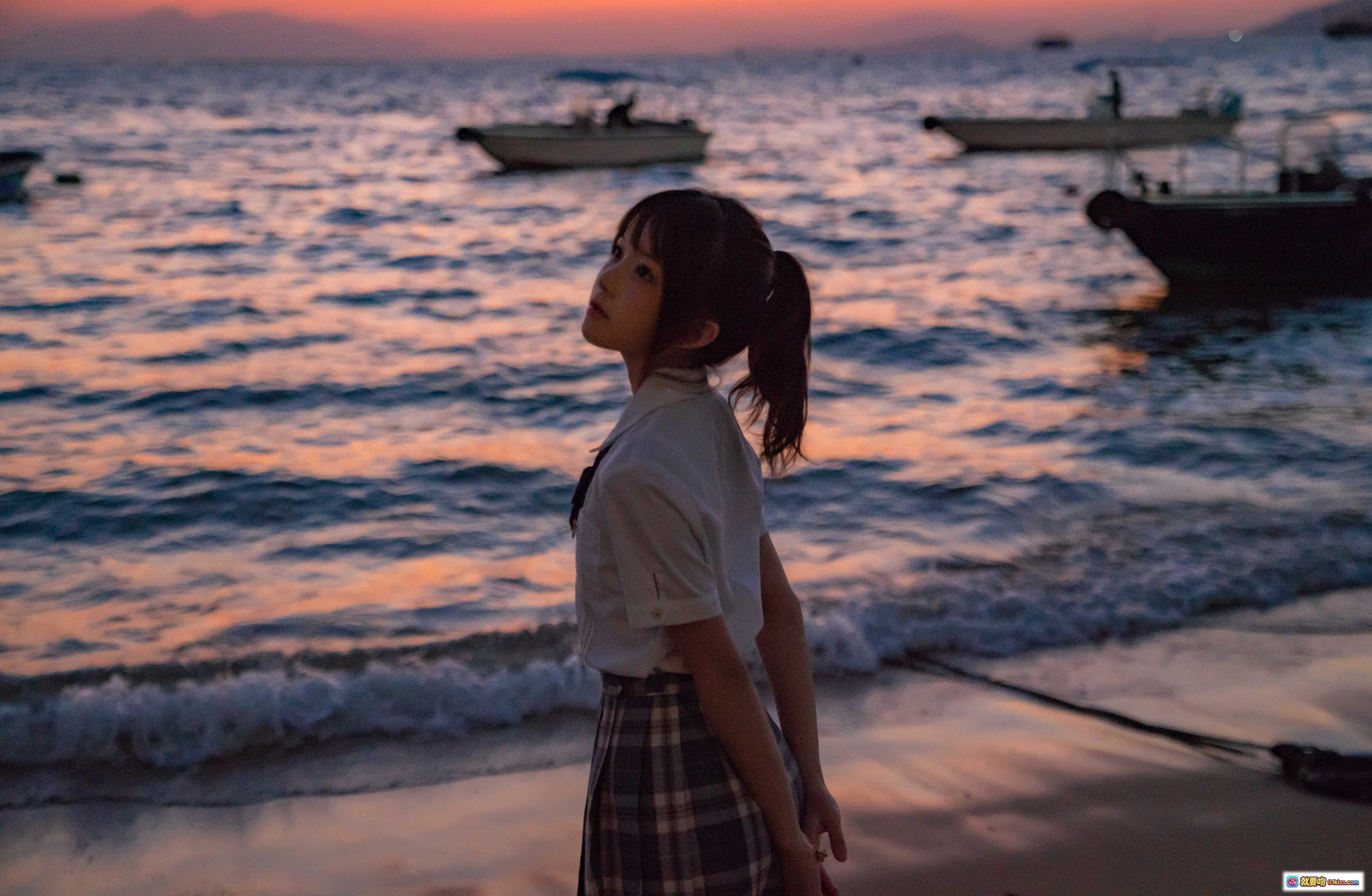 图片[3] - 桜桃喵海边日落写真｜JK制服少女侧颜漫步｜格裙飘逸夕阳海景｜17P高清图集 - 就要吻