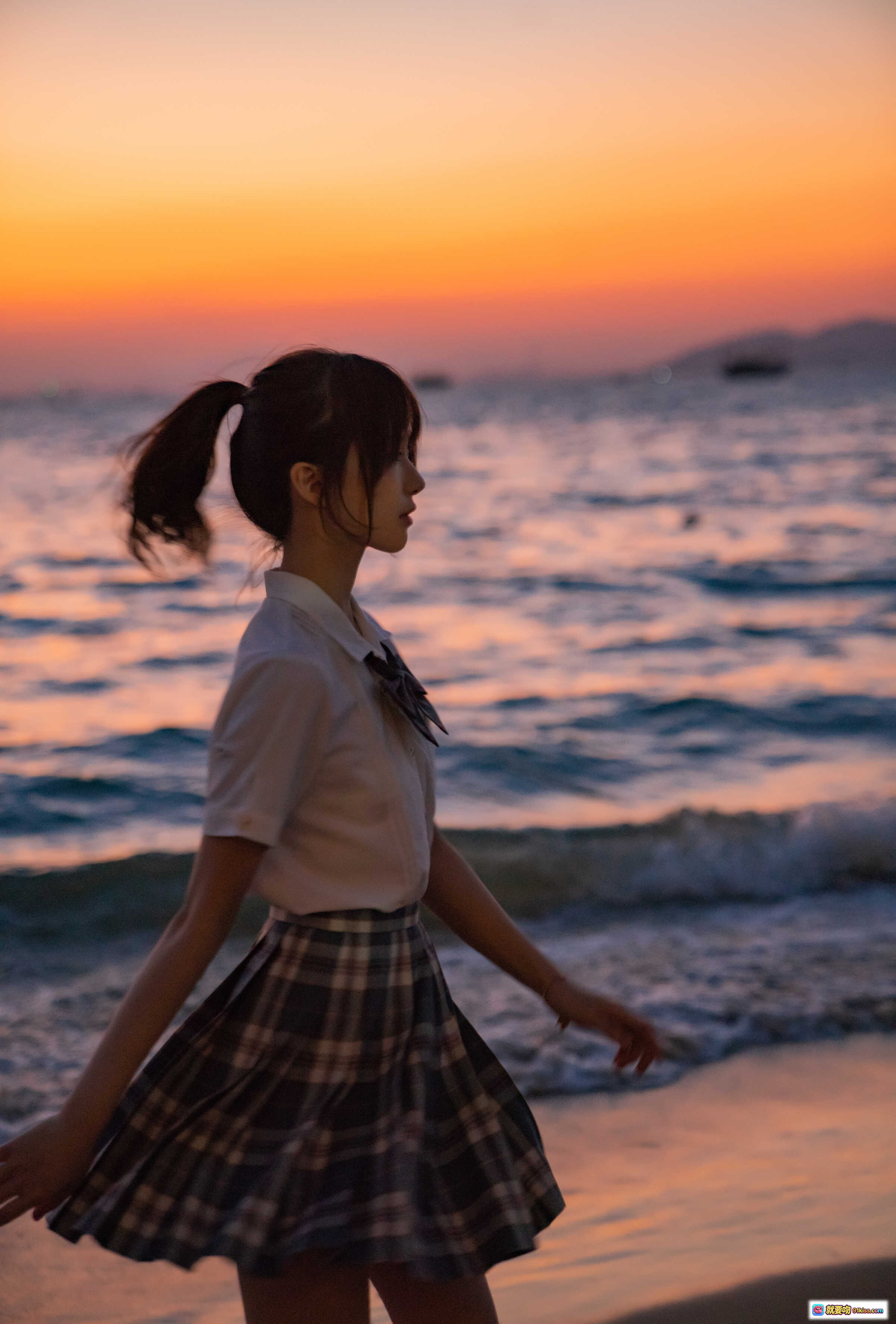 图片[8] - 桜桃喵海边日落写真｜JK制服少女侧颜漫步｜格裙飘逸夕阳海景｜17P高清图集 - 就要吻