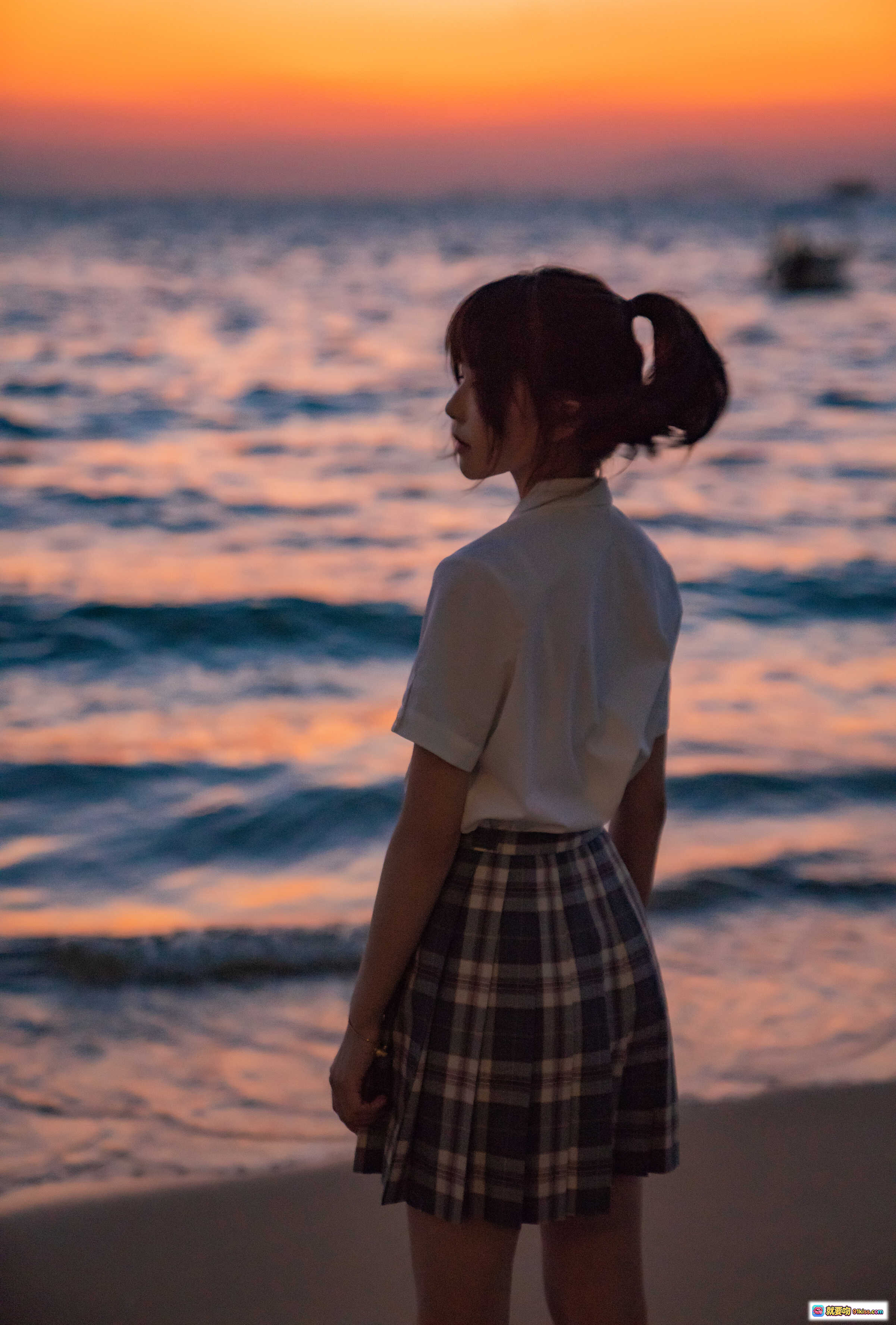 图片[5] - 桜桃喵海边日落写真｜JK制服少女侧颜漫步｜格裙飘逸夕阳海景｜17P高清图集 - 就要吻