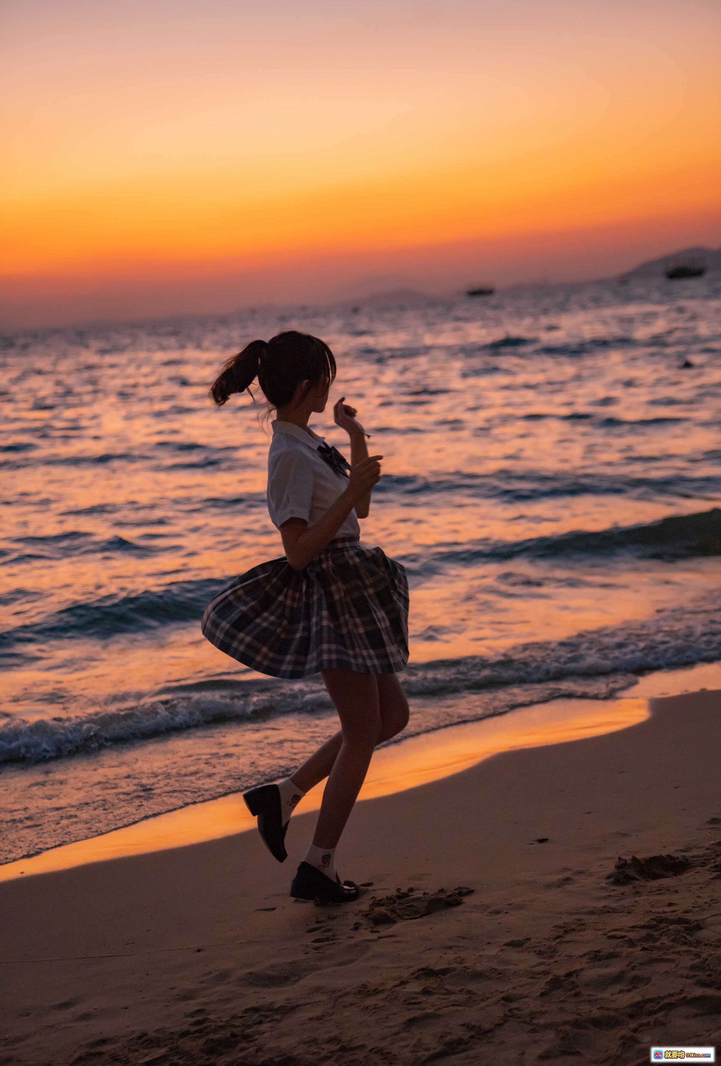 图片[9] - 桜桃喵海边日落写真｜JK制服少女侧颜漫步｜格裙飘逸夕阳海景｜17P高清图集 - 就要吻