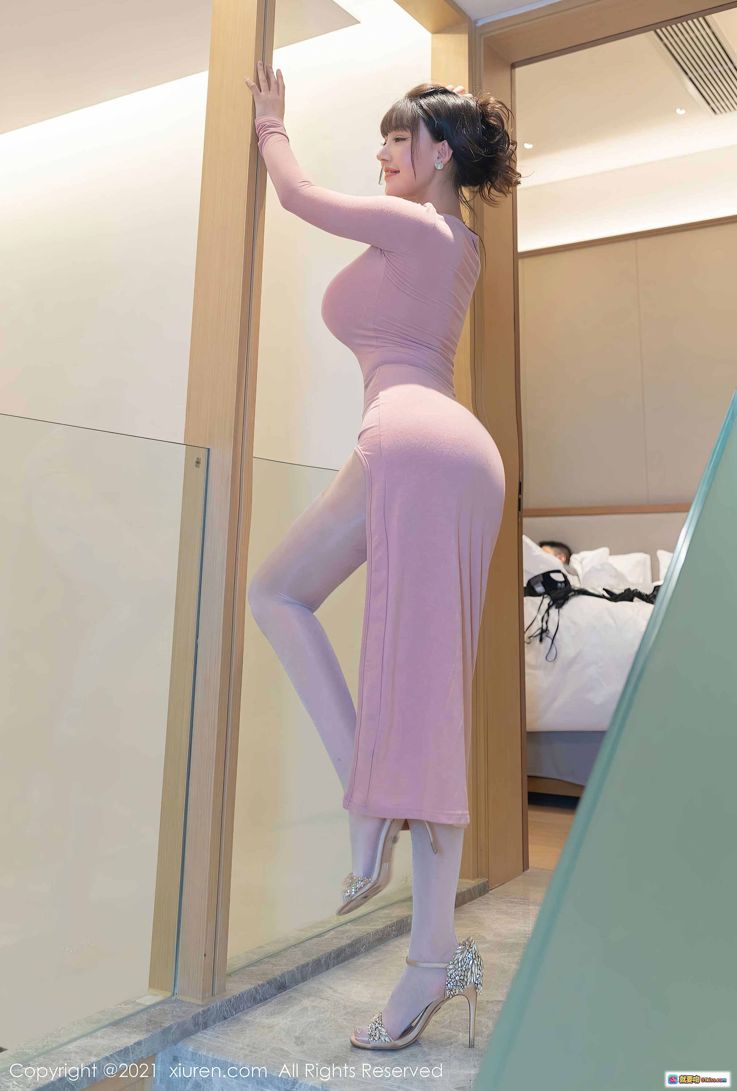 图片[4] - 朱可儿Flora成都旅拍粉色长裙高开叉美腿丝袜高跟鞋性感写真-XIUREN秀人网2021.11.26 NO.4272 - 就要吻
