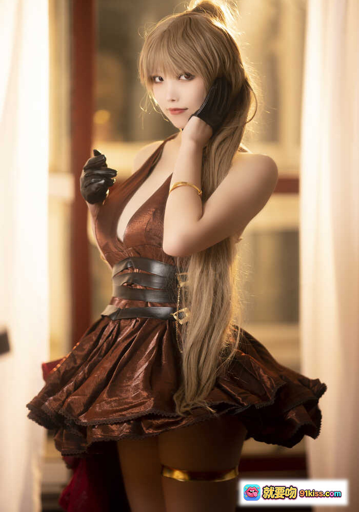 汪知子NO.003让巴尔cosplay写真 | 棕色深V连衣裙+黑色手套+金色配饰 | 优雅性感室内光影大片 - 就要吻