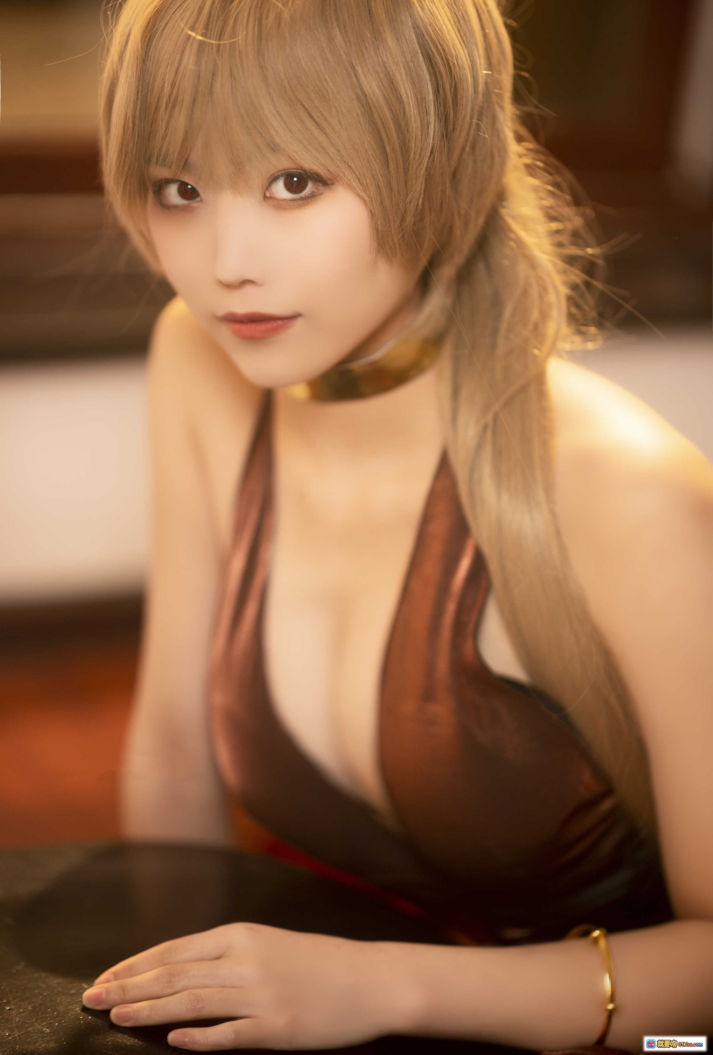 图片[6] - 汪知子NO.003让巴尔cosplay写真 | 棕色深V连衣裙+黑色手套+金色配饰 | 优雅性感室内光影大片 - 就要吻