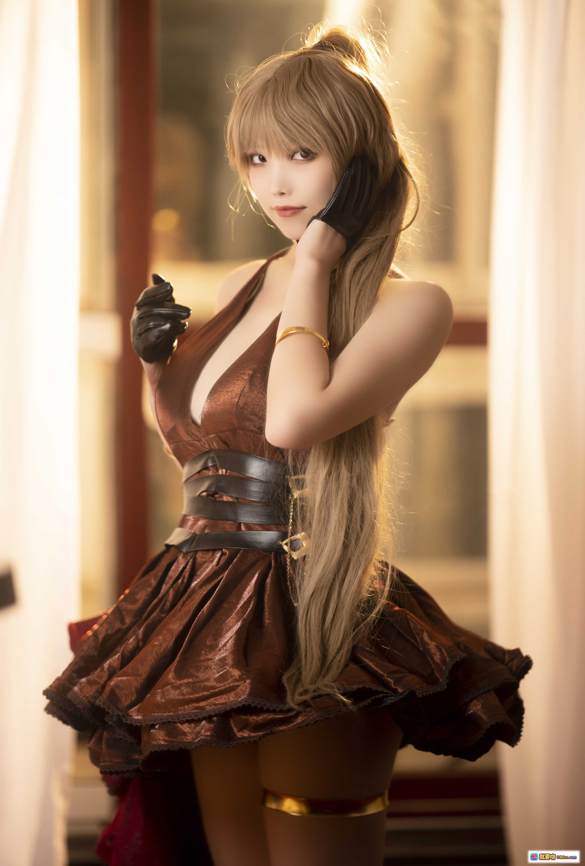 图片[7] - 汪知子NO.003让巴尔cosplay写真 | 棕色深V连衣裙+黑色手套+金色配饰 | 优雅性感室内光影大片 - 就要吻