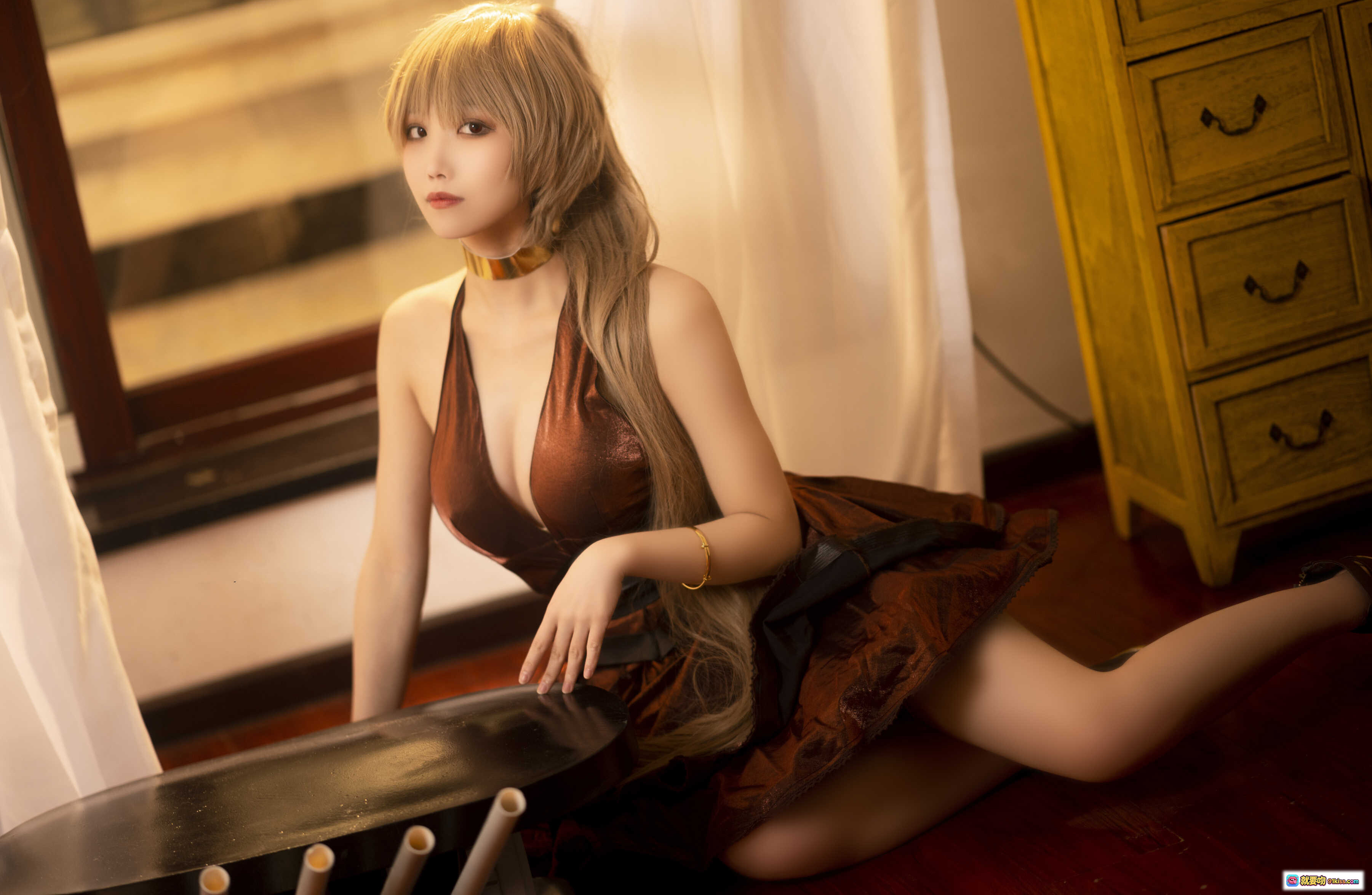图片[4] - 汪知子NO.003让巴尔cosplay写真 | 棕色深V连衣裙+黑色手套+金色配饰 | 优雅性感室内光影大片 - 就要吻