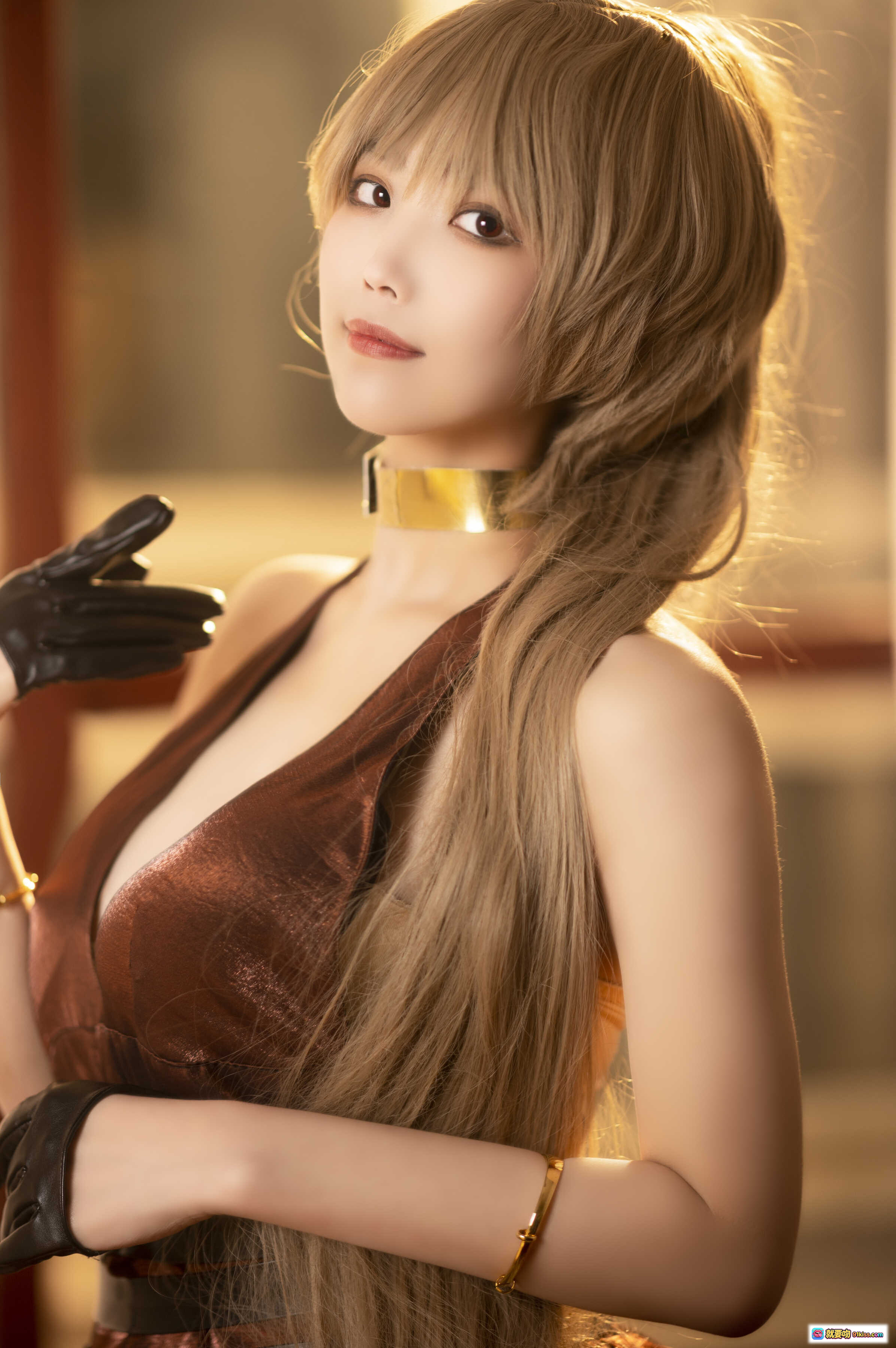 图片[10] - 汪知子NO.003让巴尔cosplay写真 | 棕色深V连衣裙+黑色手套+金色配饰 | 优雅性感室内光影大片 - 就要吻