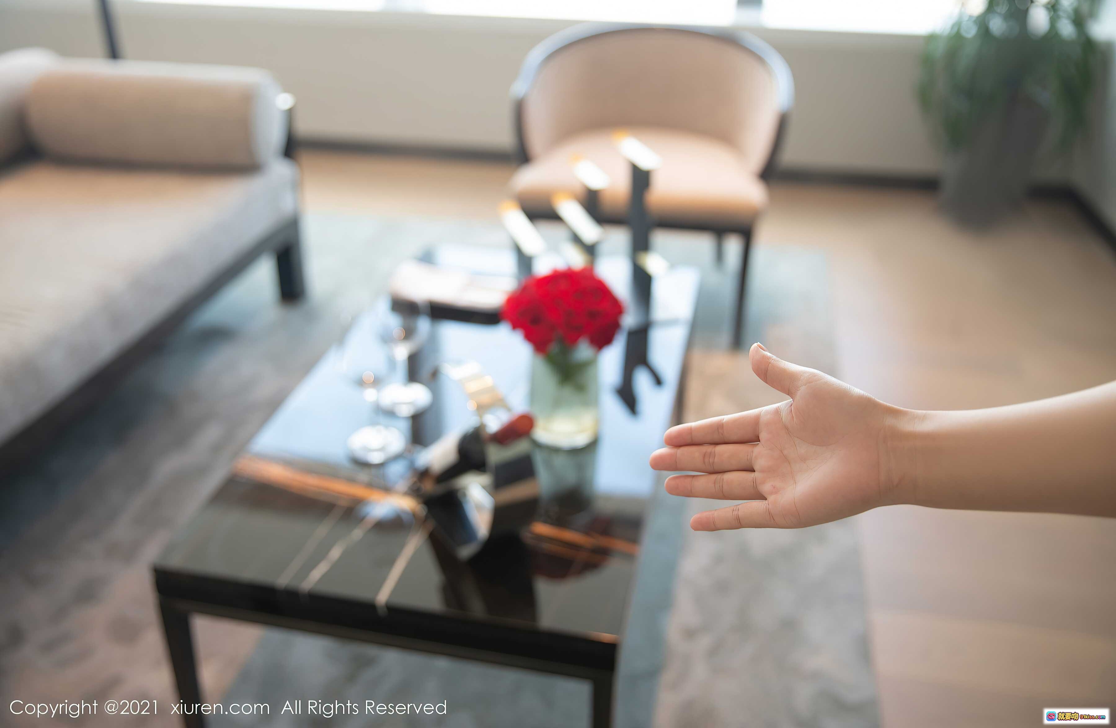 图片[6] - 杨晨晨Yome空姐制服写真_优雅职业装美女_深蓝金边套装_酒店走廊拍摄_精致妆容与行李箱搭配 - 就要吻