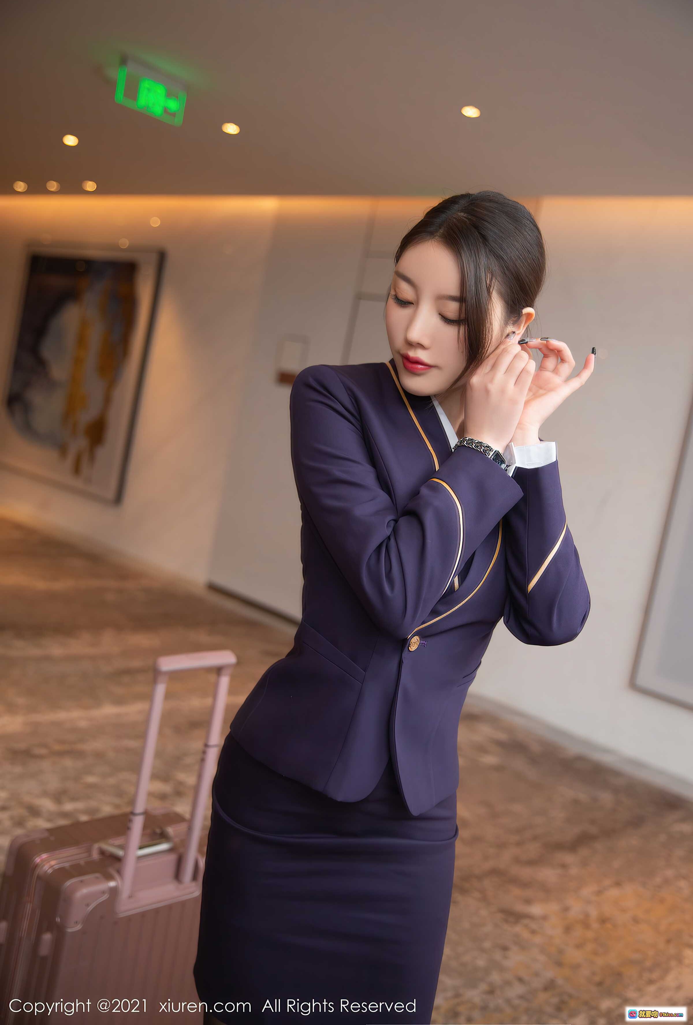 图片[1] - 杨晨晨Yome空姐制服写真_优雅职业装美女_深蓝金边套装_酒店走廊拍摄_精致妆容与行李箱搭配 - 就要吻