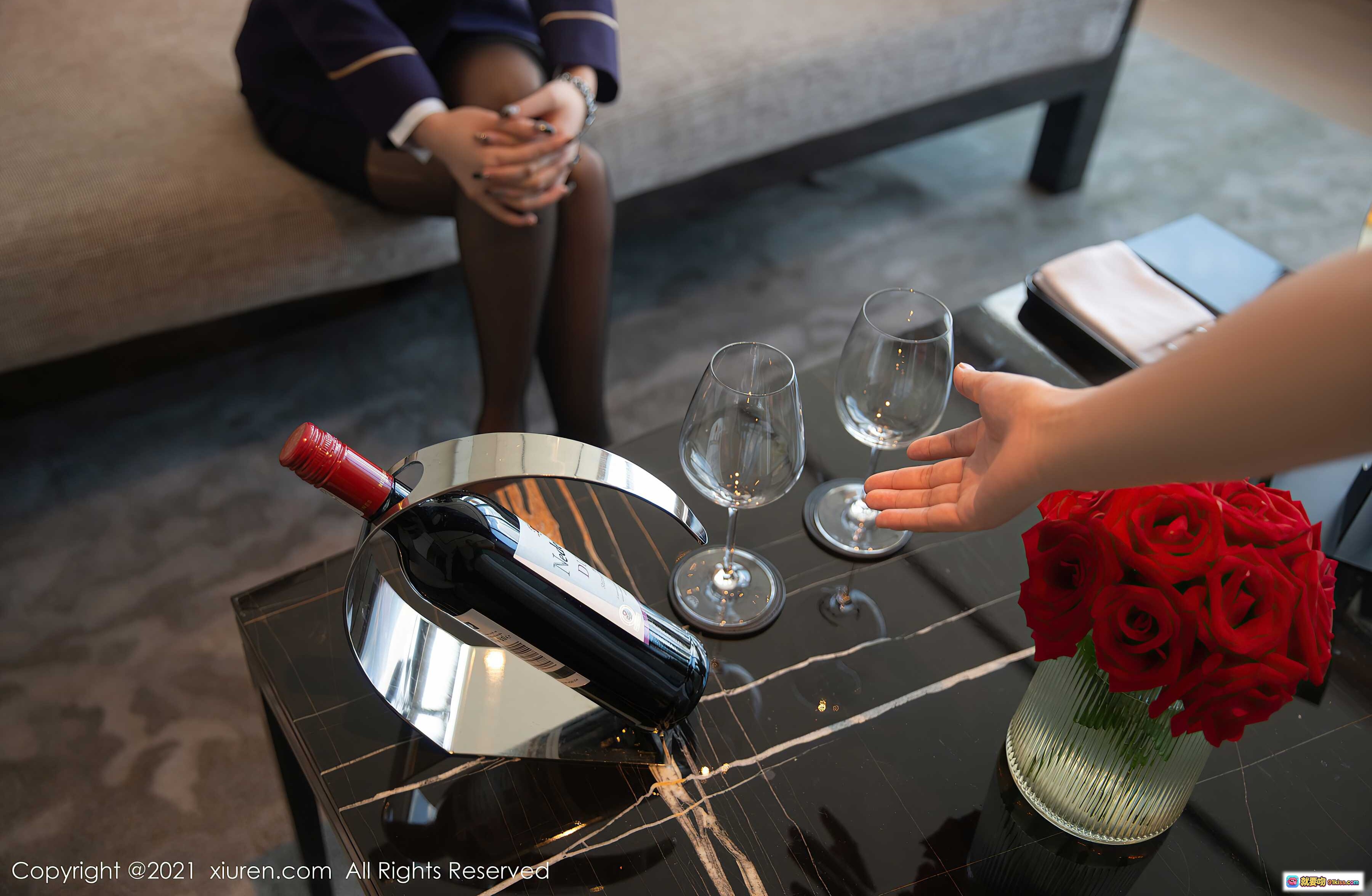 图片[7] - 杨晨晨Yome空姐制服写真_优雅职业装美女_深蓝金边套装_酒店走廊拍摄_精致妆容与行李箱搭配 - 就要吻