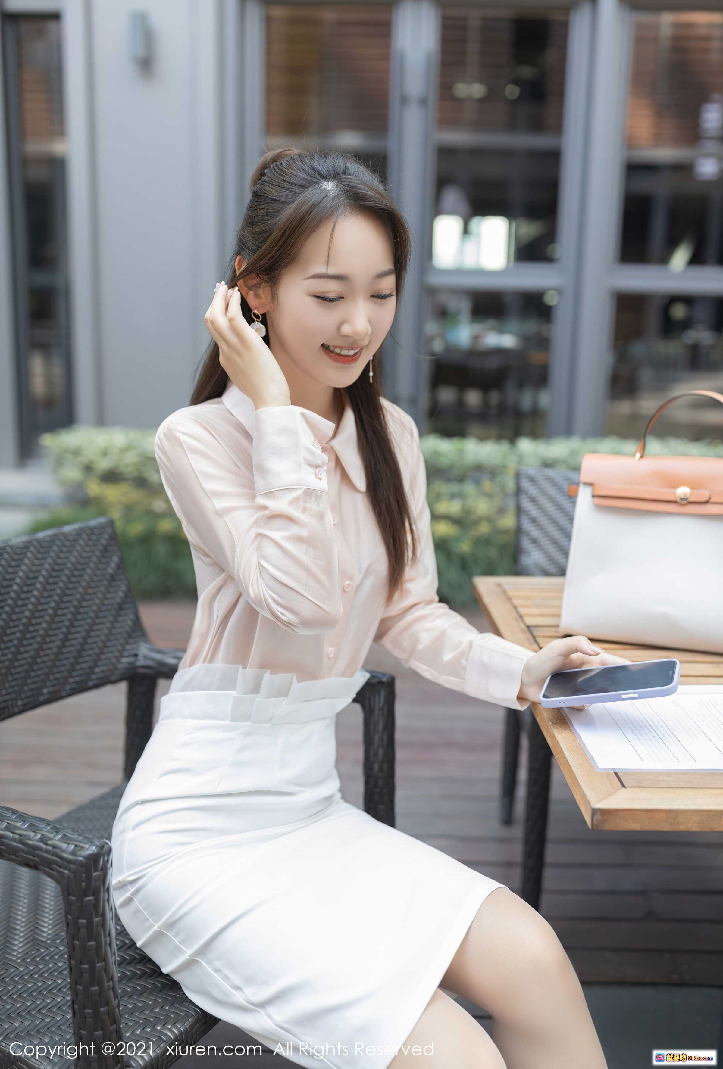 图片[6] - 唐安琪职场穿搭写真 | 白色包臀裙+粉色衬衫 | 手持简历微笑出镜 | 都市通勤风优雅女神 - 就要吻