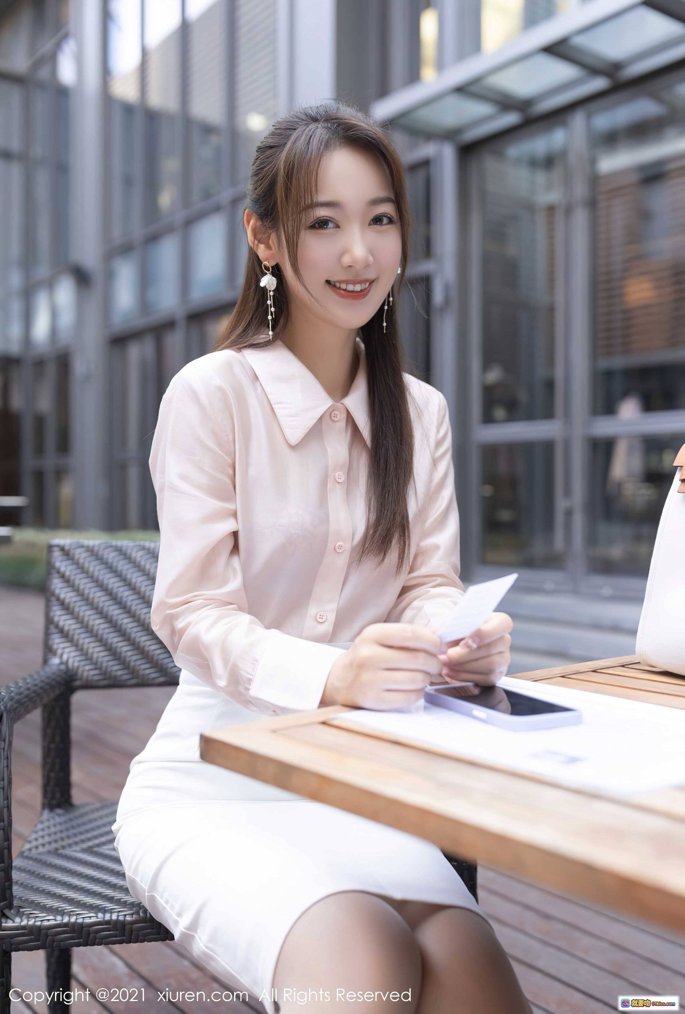 图片[9] - 唐安琪职场穿搭写真 | 白色包臀裙+粉色衬衫 | 手持简历微笑出镜 | 都市通勤风优雅女神 - 就要吻