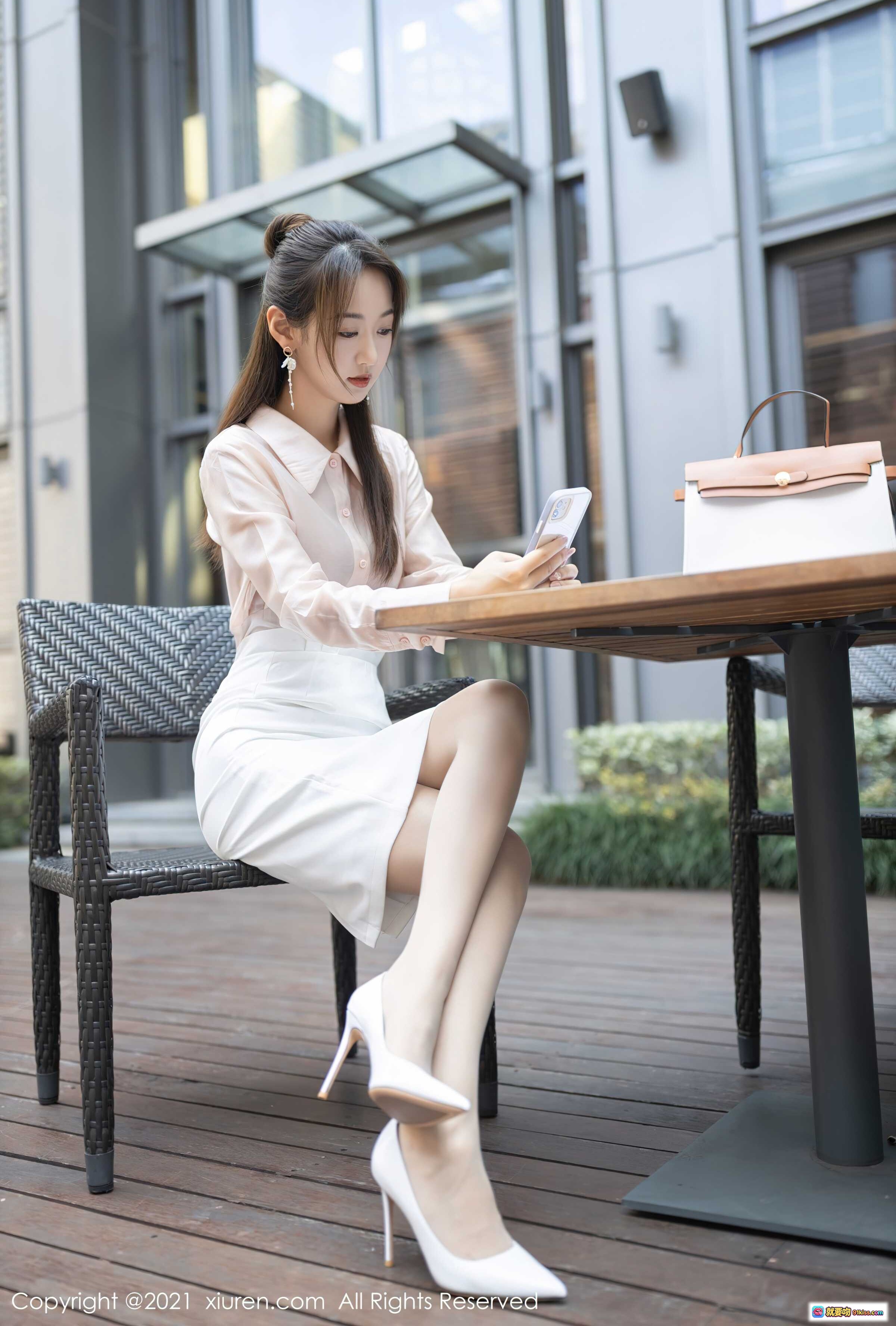 图片[2] - 唐安琪职场穿搭写真 | 白色包臀裙+粉色衬衫 | 手持简历微笑出镜 | 都市通勤风优雅女神 - 就要吻