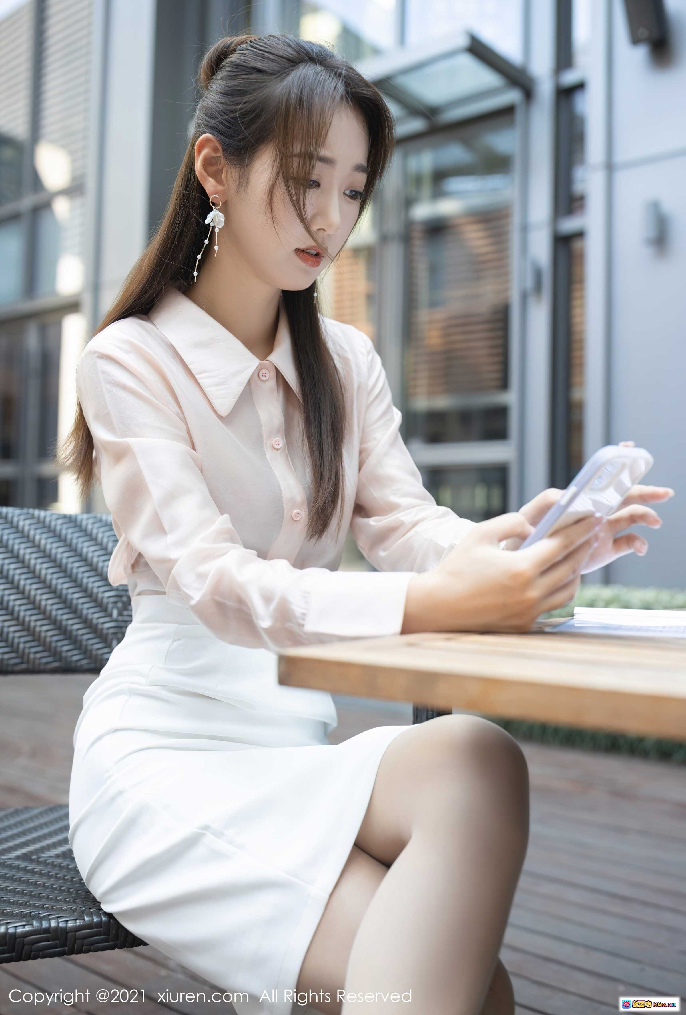 图片[4] - 唐安琪职场穿搭写真 | 白色包臀裙+粉色衬衫 | 手持简历微笑出镜 | 都市通勤风优雅女神 - 就要吻