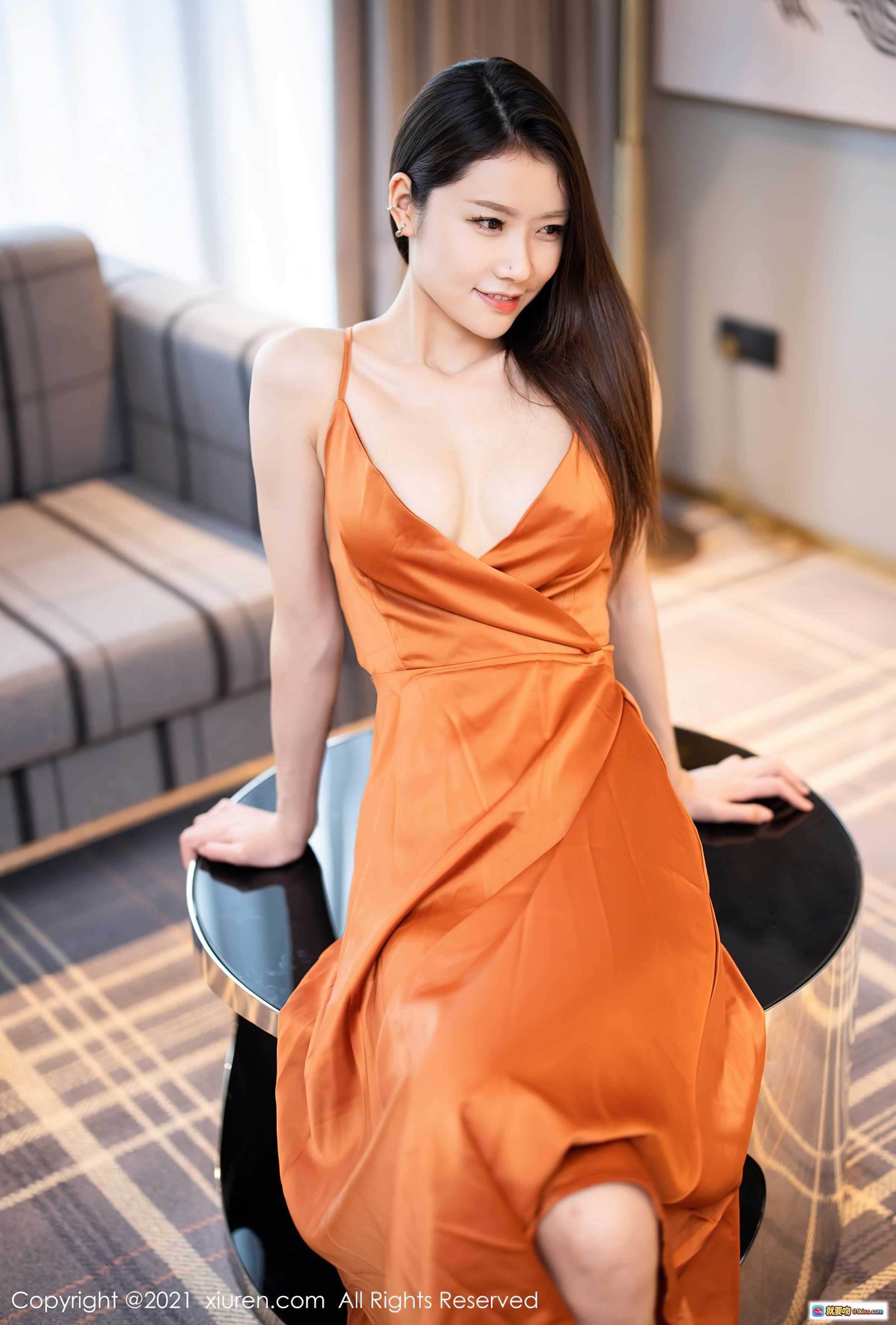图片[4] - 方子萱橙色吊带长裙写真 | 优雅坐姿 | 黑色高跟鞋 | 室内格纹地毯背景 | XIUREN秀人网2021.11.04 No.4166 - 就要吻