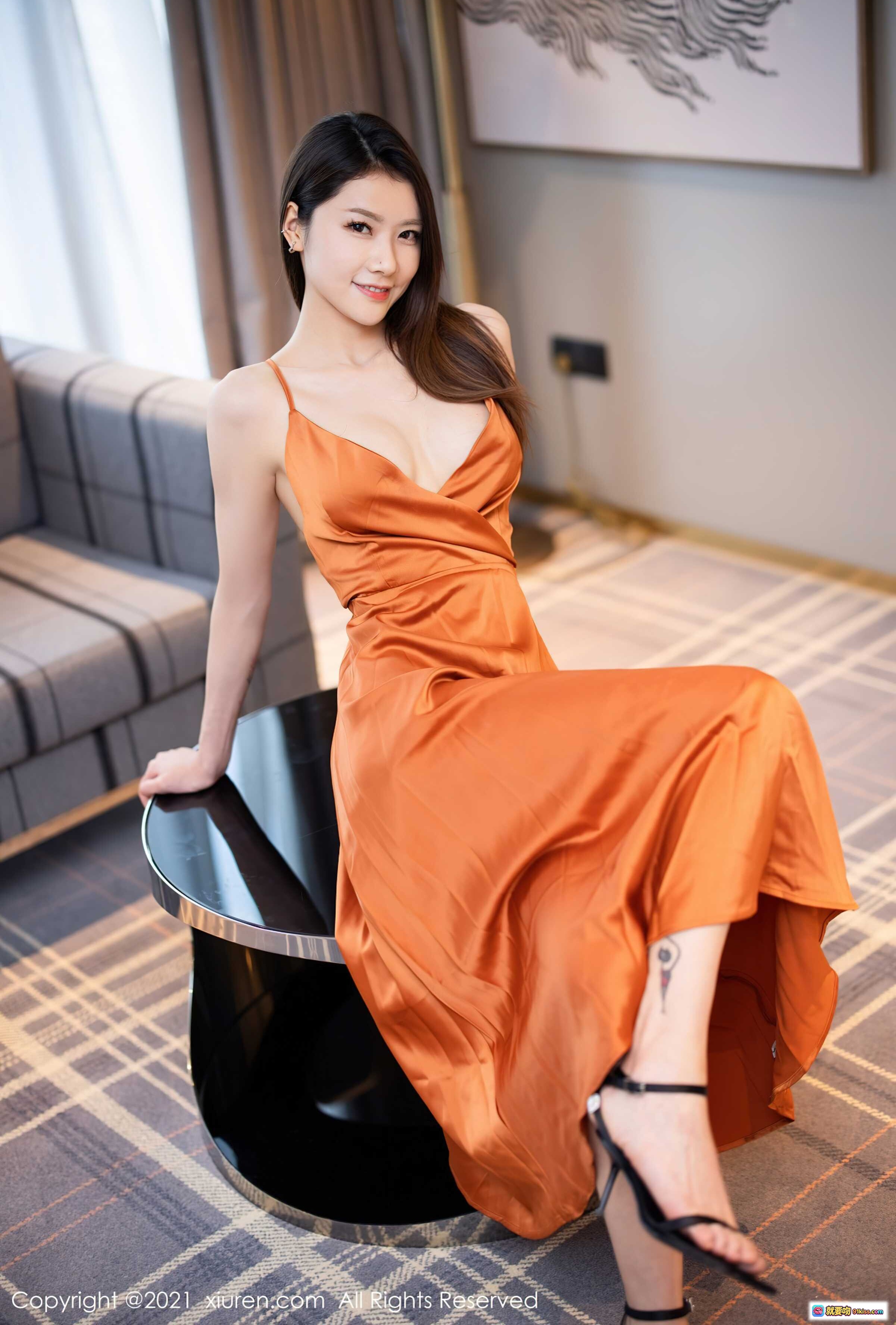 图片[6] - 方子萱橙色吊带长裙写真 | 优雅坐姿 | 黑色高跟鞋 | 室内格纹地毯背景 | XIUREN秀人网2021.11.04 No.4166 - 就要吻