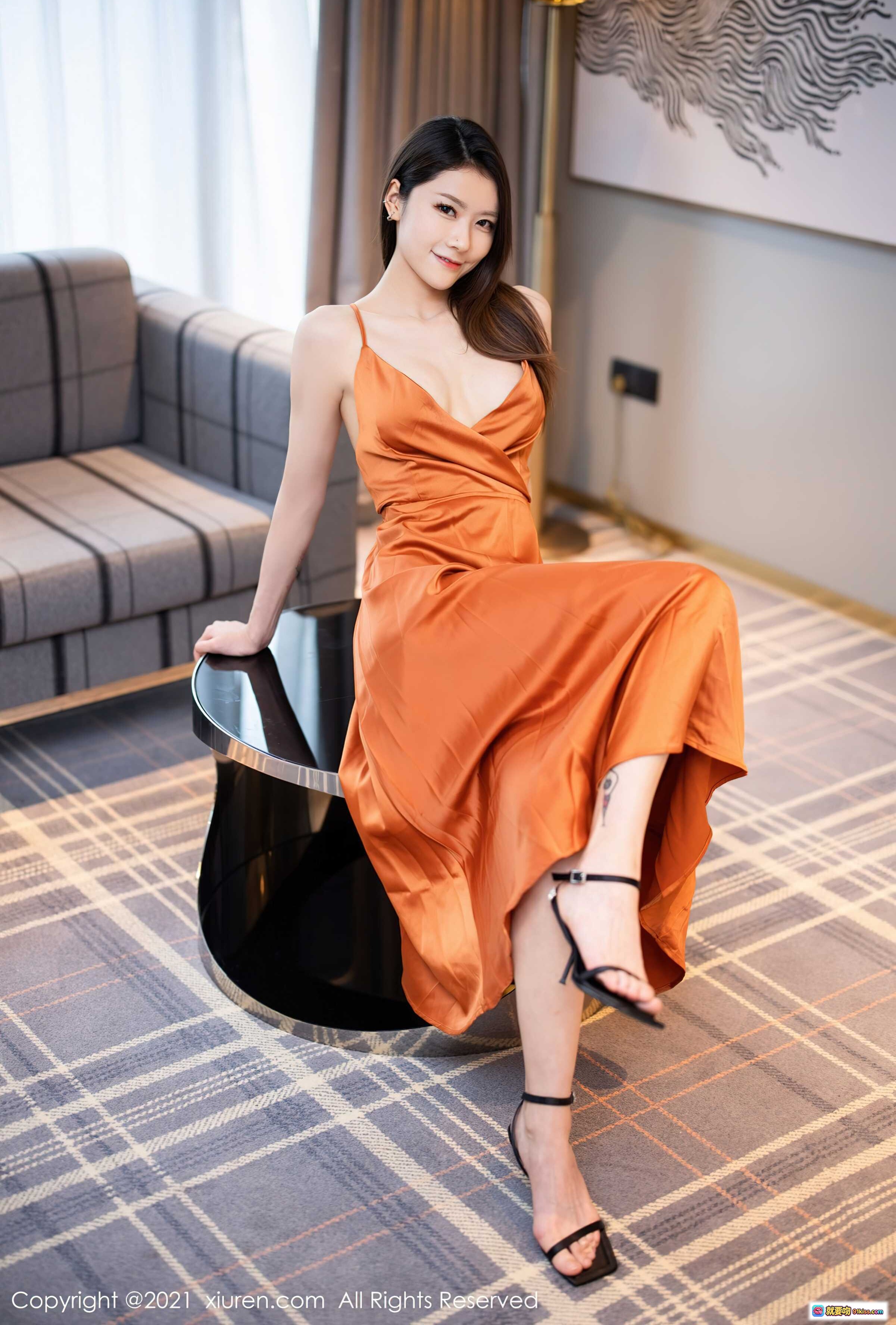图片[5] - 方子萱橙色吊带长裙写真 | 优雅坐姿 | 黑色高跟鞋 | 室内格纹地毯背景 | XIUREN秀人网2021.11.04 No.4166 - 就要吻