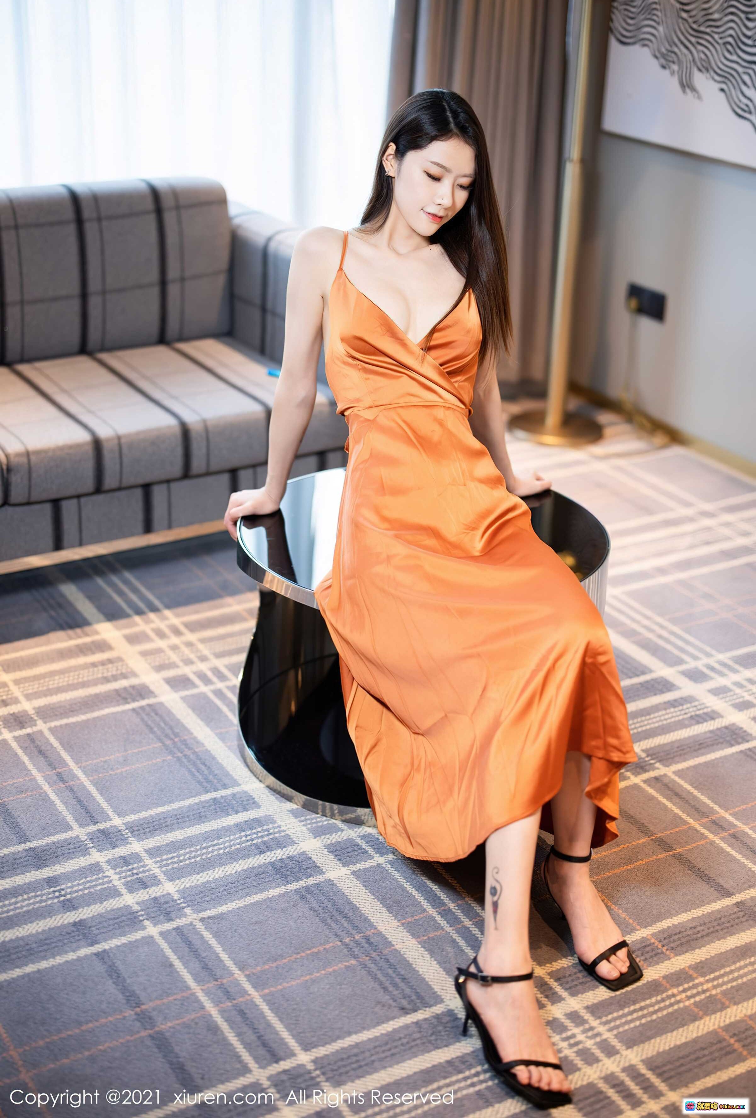 图片[1] - 方子萱橙色吊带长裙写真 | 优雅坐姿 | 黑色高跟鞋 | 室内格纹地毯背景 | XIUREN秀人网2021.11.04 No.4166 - 就要吻
