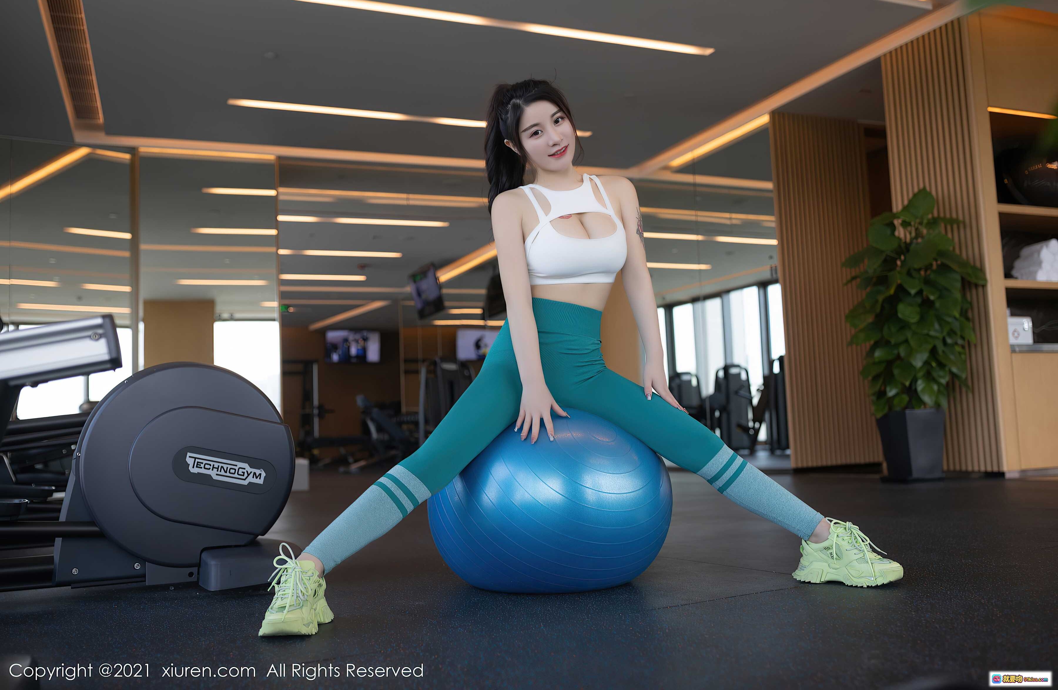 图片[7] - 美七Mia健身房健身照｜白色运动背心+青绿色紧身裤｜Technogym器械训练｜翘臀马甲线｜高马尾长发造型｜时尚运动风写真 - 就要吻