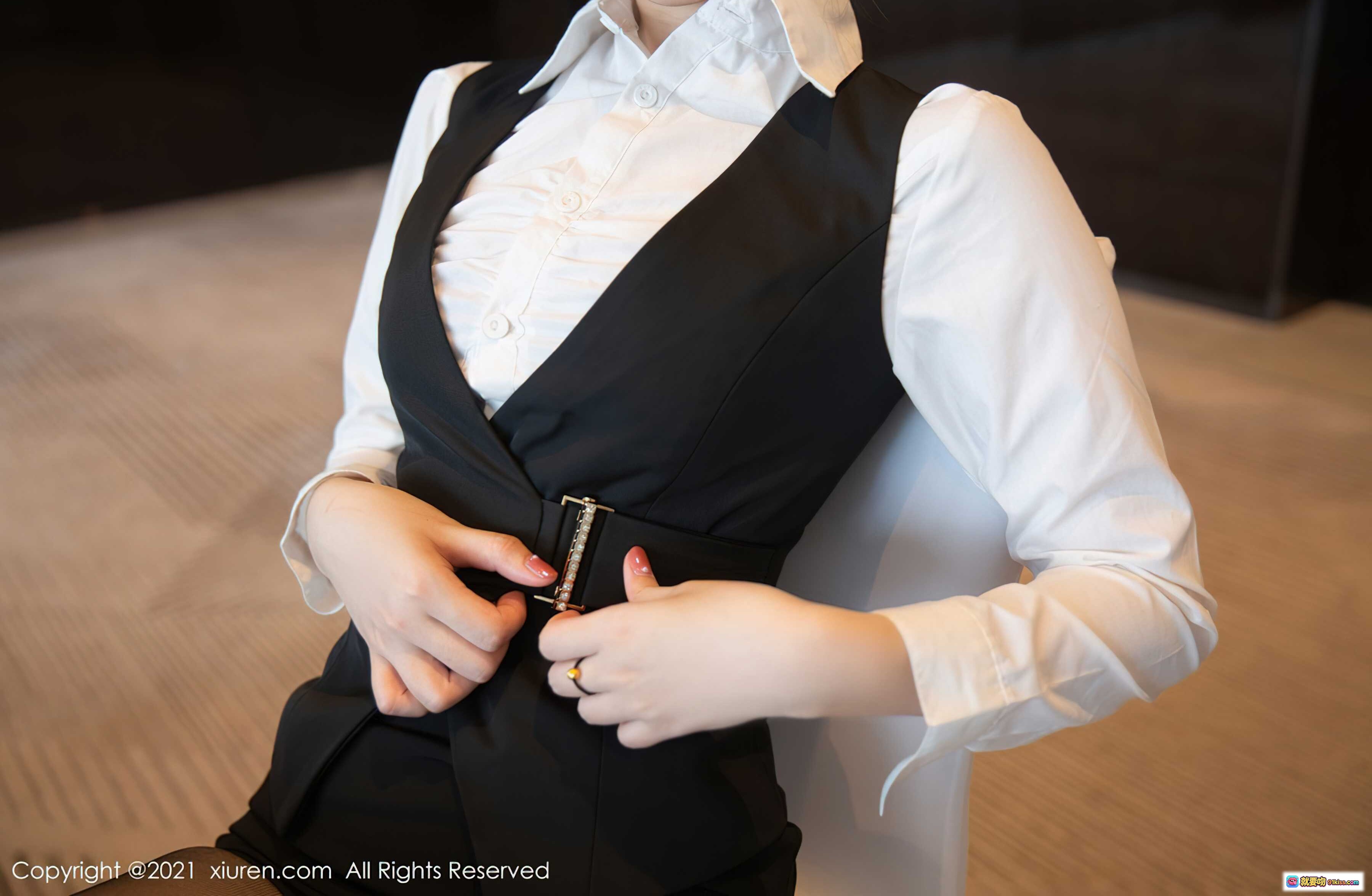 图片[5] - 黑丝美腿职场OL短裙高跟鞋性感写真 – XIUREN秀人网2021.10.19 No.4083 一颗甜蛋黄a - 就要吻