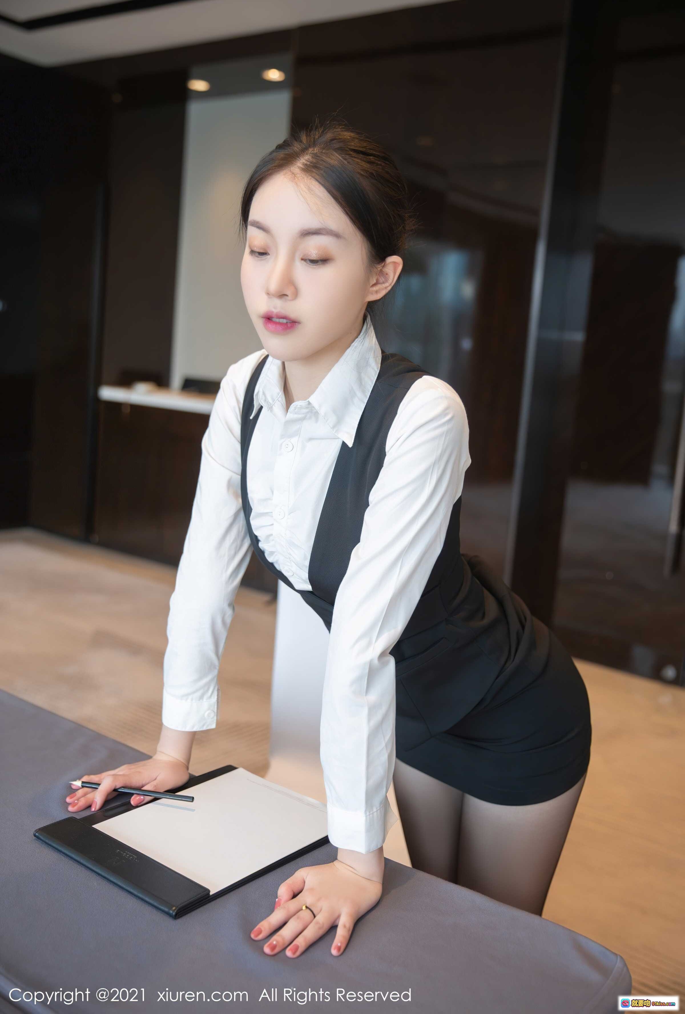 图片[2] - 黑丝美腿职场OL短裙高跟鞋性感写真 – XIUREN秀人网2021.10.19 No.4083 一颗甜蛋黄a - 就要吻