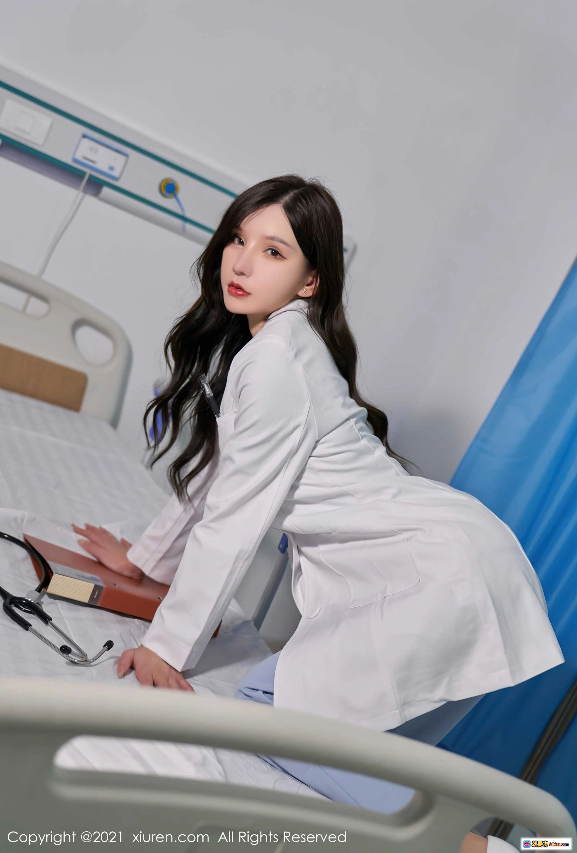 周于希Sandy医院场景白大褂写真_秀人网No.4027_性感女医生病房摆拍_高清摄影图集 - 就要吻