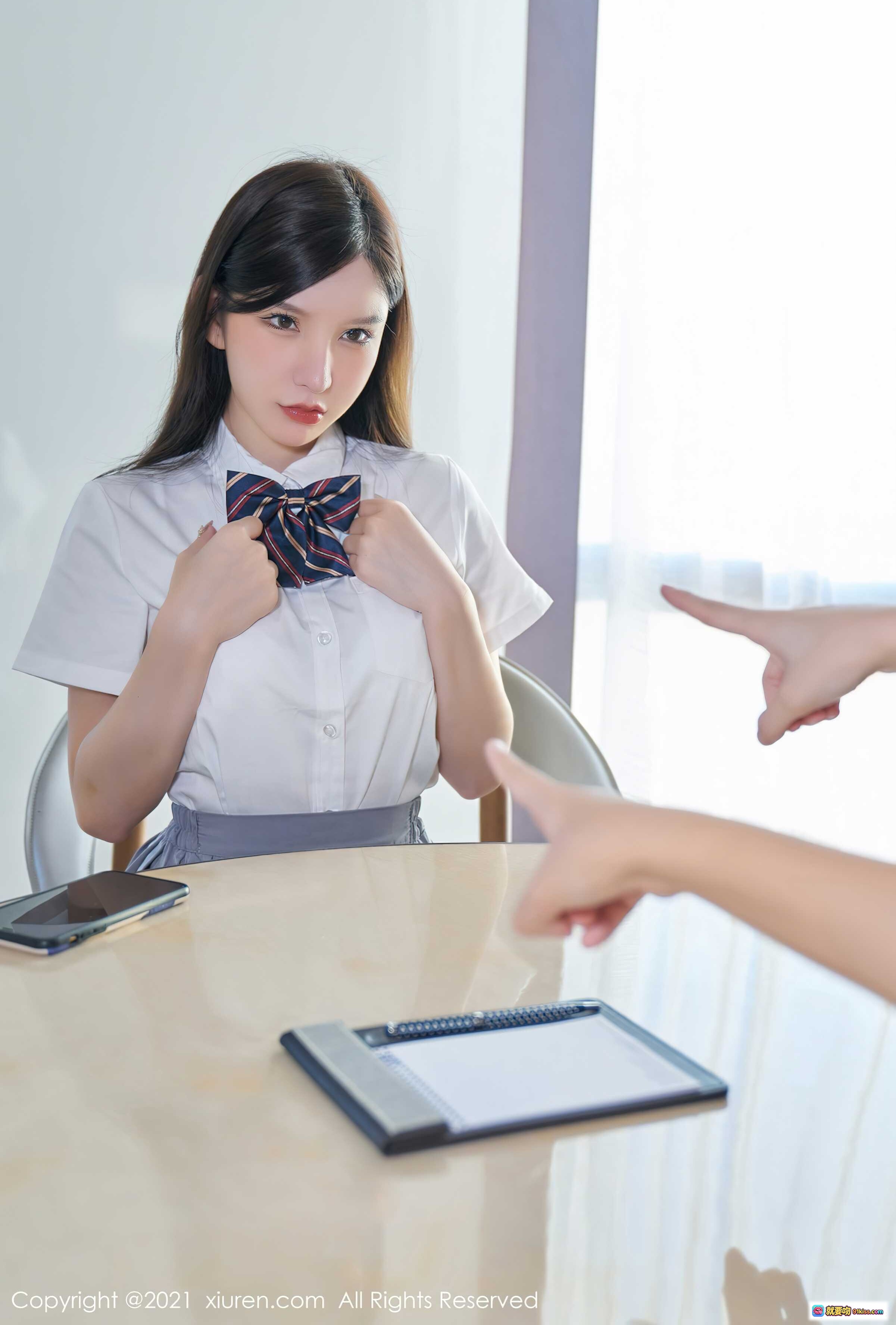 图片[1] - 周于希校服写真 | 白衬衫领结少女 | 清纯学生风 | 室内办公桌场景 | XIUREN秀人网2021.11.23 No.4258 - 就要吻