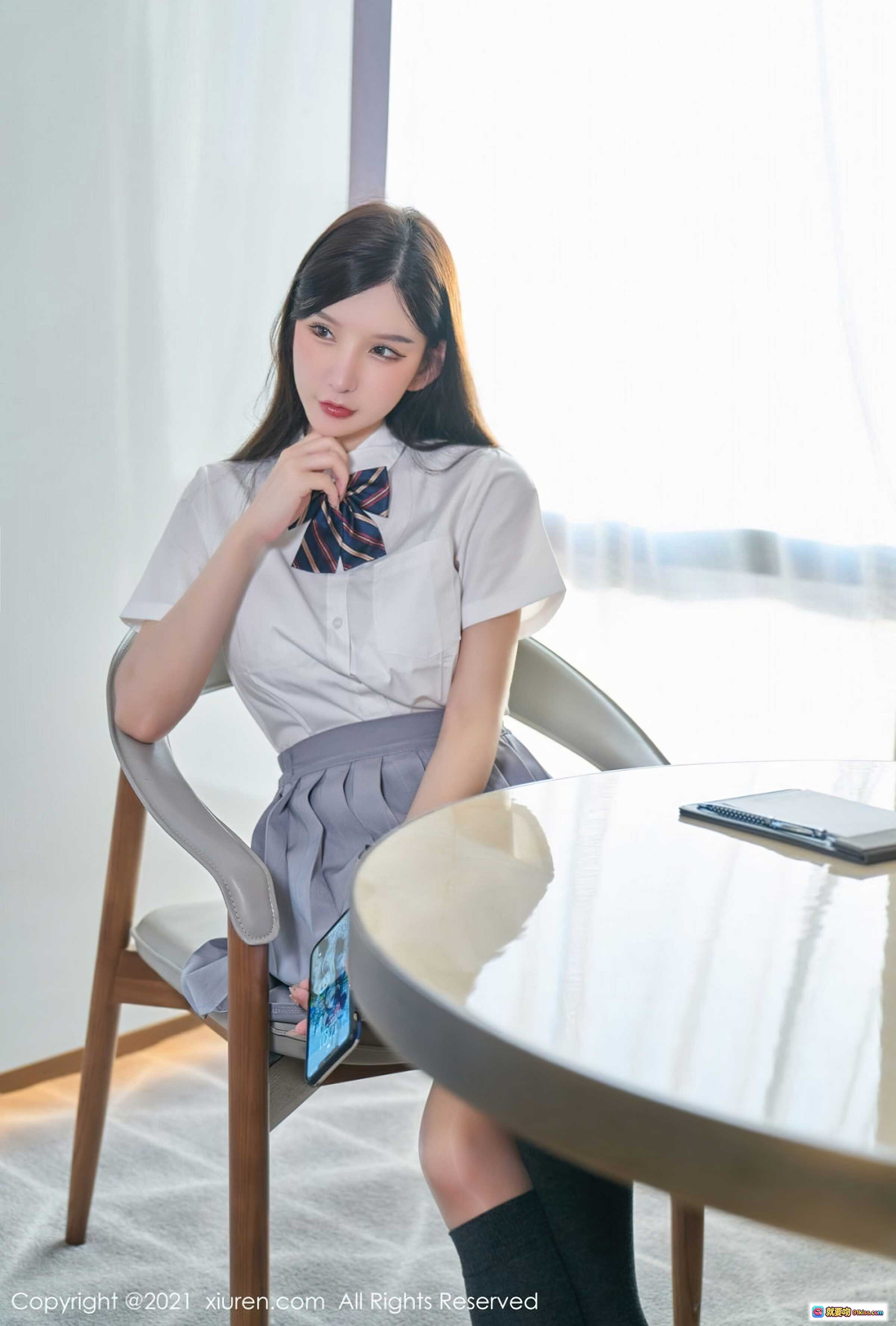 图片[10] - 周于希校服写真 | 白衬衫领结少女 | 清纯学生风 | 室内办公桌场景 | XIUREN秀人网2021.11.23 No.4258 - 就要吻