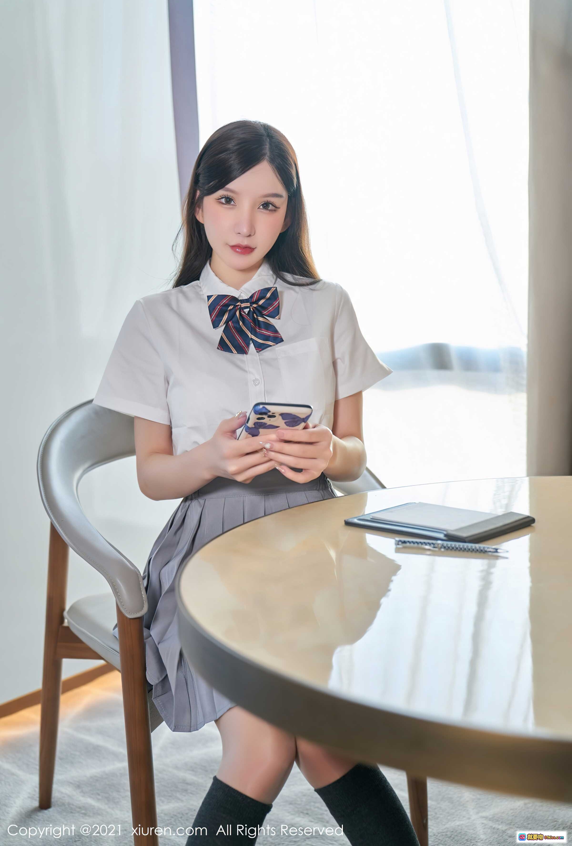 图片[9] - 周于希校服写真 | 白衬衫领结少女 | 清纯学生风 | 室内办公桌场景 | XIUREN秀人网2021.11.23 No.4258 - 就要吻