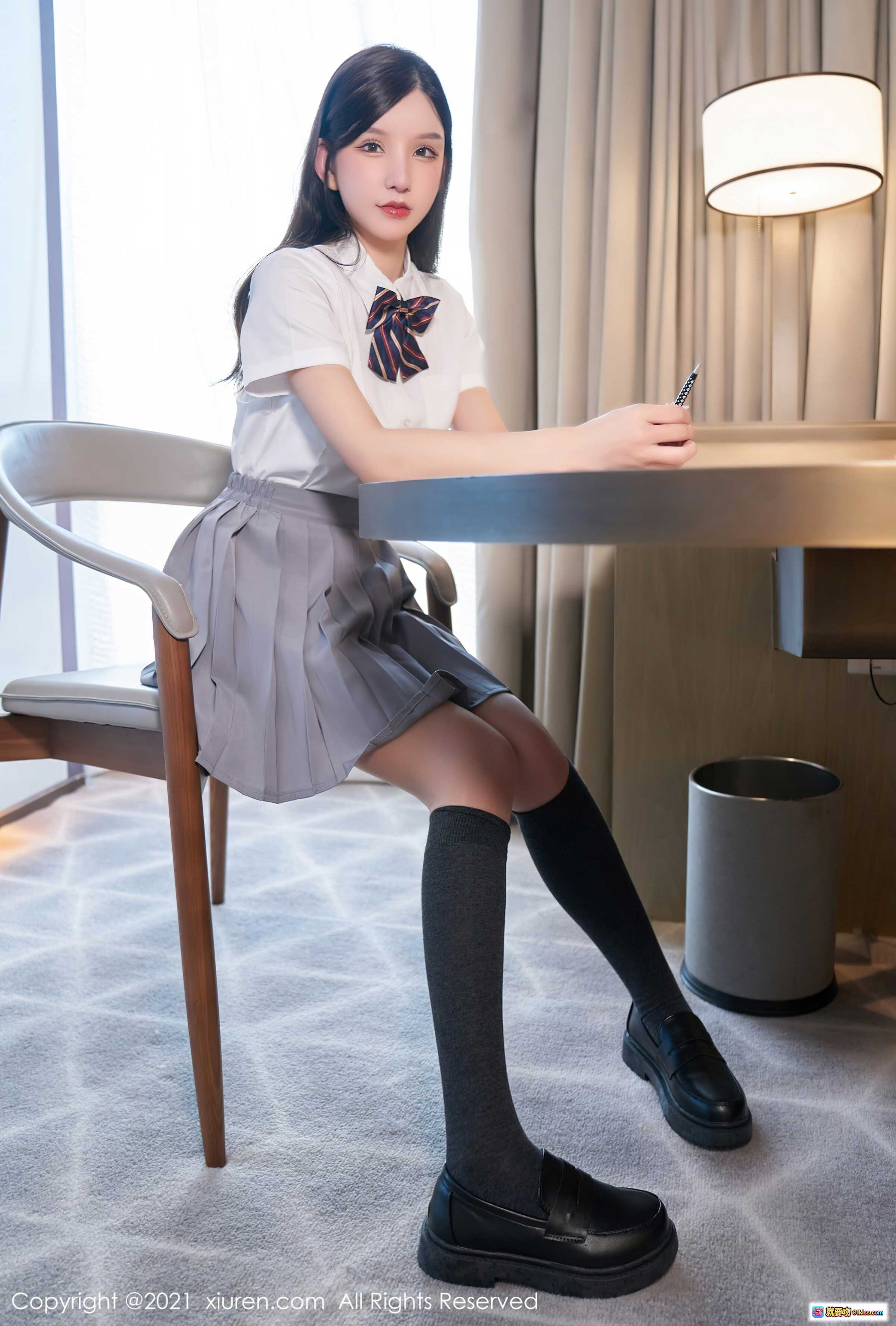 图片[7] - 周于希校服写真 | 白衬衫领结少女 | 清纯学生风 | 室内办公桌场景 | XIUREN秀人网2021.11.23 No.4258 - 就要吻