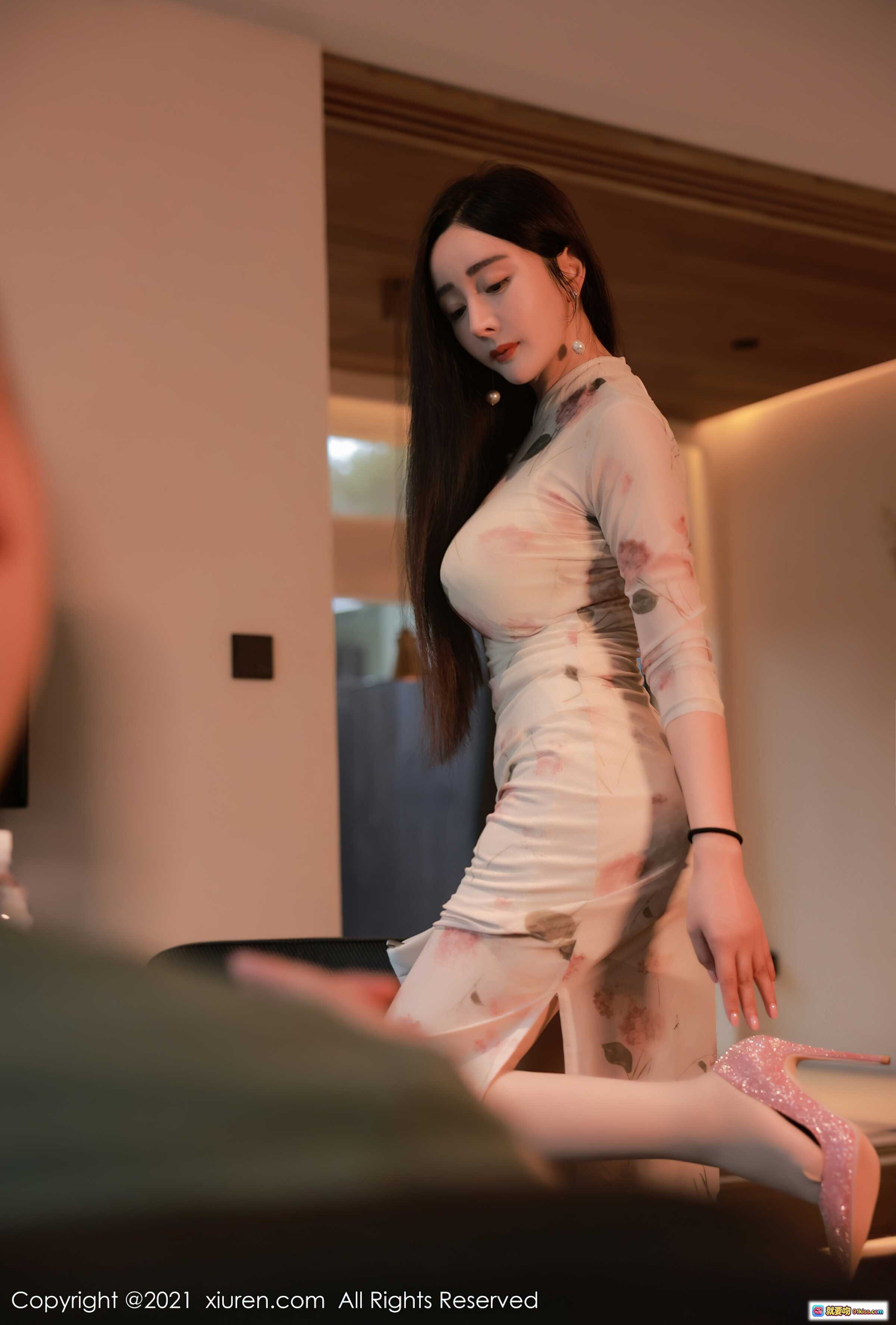 图片[10] - 允爾身穿粉色花卉旗袍裙户外写真 – 优雅长发美女按门铃场景 – XiuRen秀人网2021.09.27 No.4002高清图集 - 就要吻
