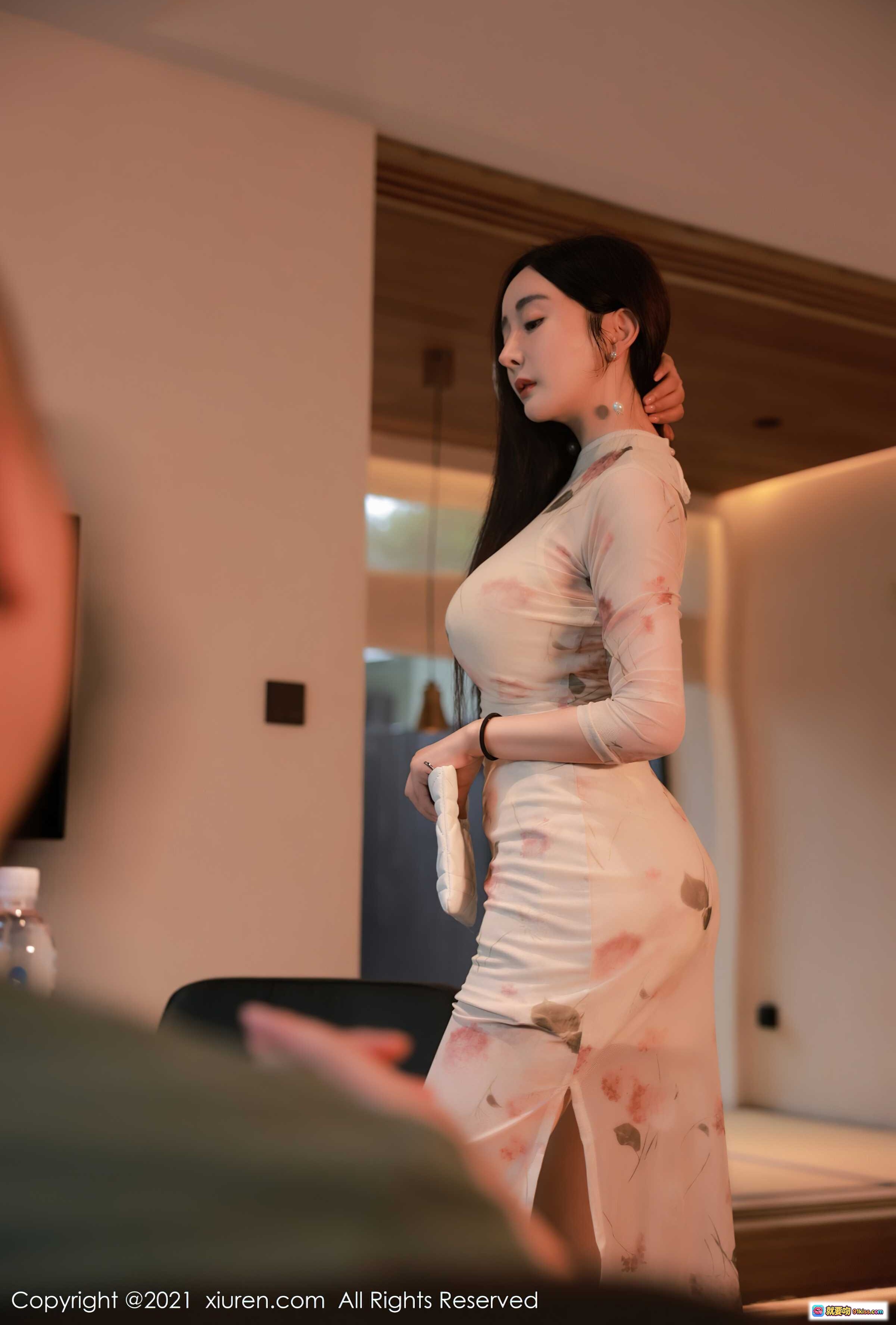 图片[8] - 允爾身穿粉色花卉旗袍裙户外写真 – 优雅长发美女按门铃场景 – XiuRen秀人网2021.09.27 No.4002高清图集 - 就要吻