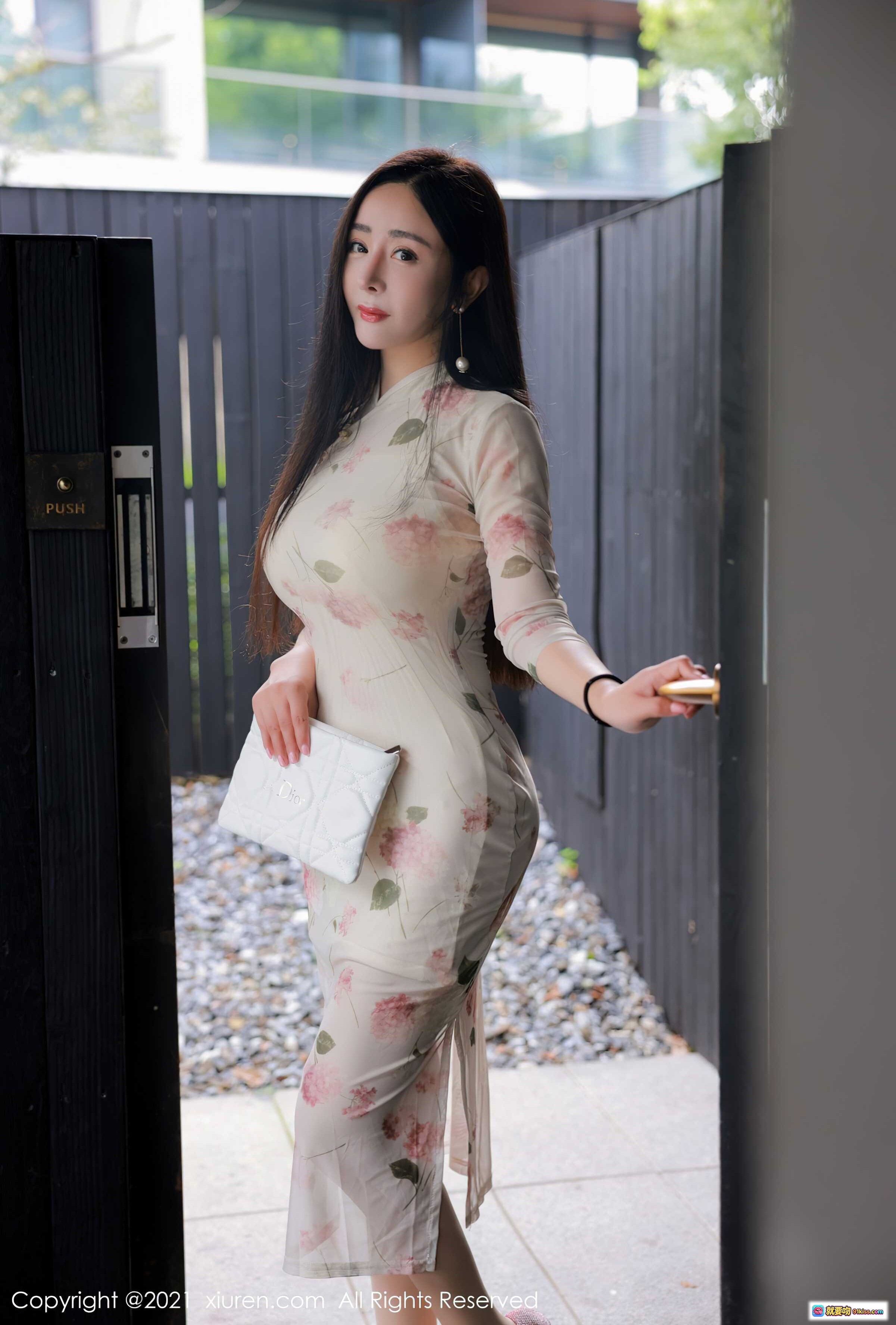 图片[3] - 允爾身穿粉色花卉旗袍裙户外写真 – 优雅长发美女按门铃场景 – XiuRen秀人网2021.09.27 No.4002高清图集 - 就要吻